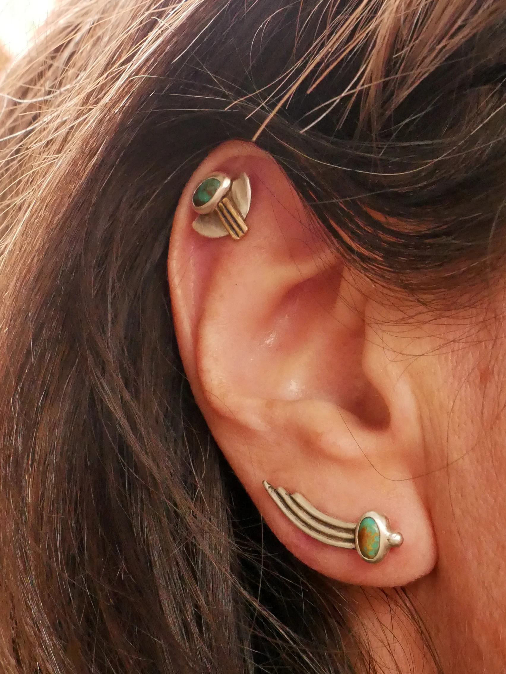Boucle d'oreille artisanale Holiema, trois fils d'argent 950 incurvés et turquoise naturelle sertie, système d'attache agrafe, pièce unique Eliz'art Bordeaux