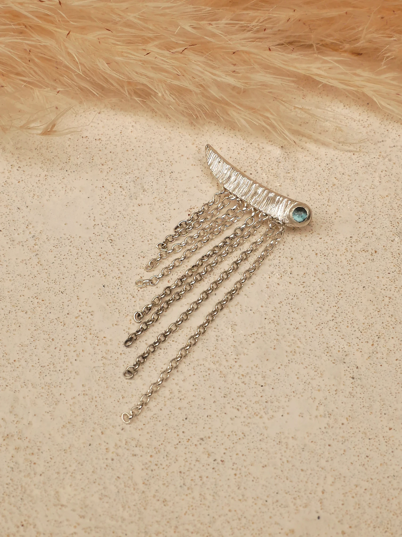 Boucle d'oreille artisanale Ishara, barre d'argent 950 texturée incurvée avec topaze bleue sertie et cascade de chaînes argent de longueurs variables, pièce unique Eliz'art Bordeaux
