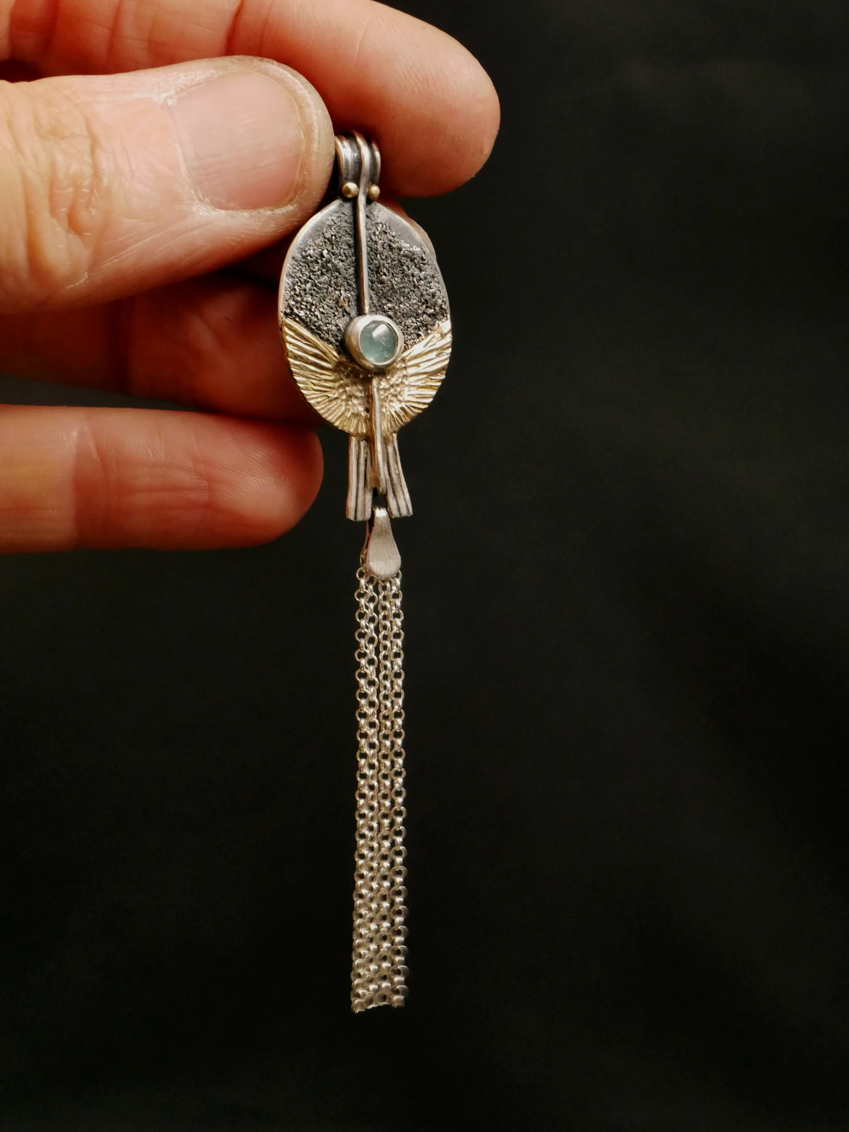 Pendentif artisanal Eliz'art – argent 950 texturé patiné, ailes en or 14k, tourmaline bleue, chaînettes argent, pièce unique