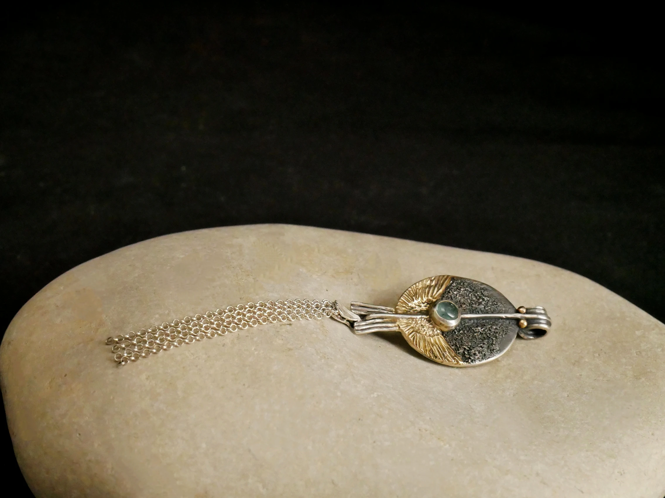 Pendentif orfèvre Eliz'art – œuf d'argent 950, ailes or 14k déployées, axe vertical et tourmaline bleue, création unique Bordeaux