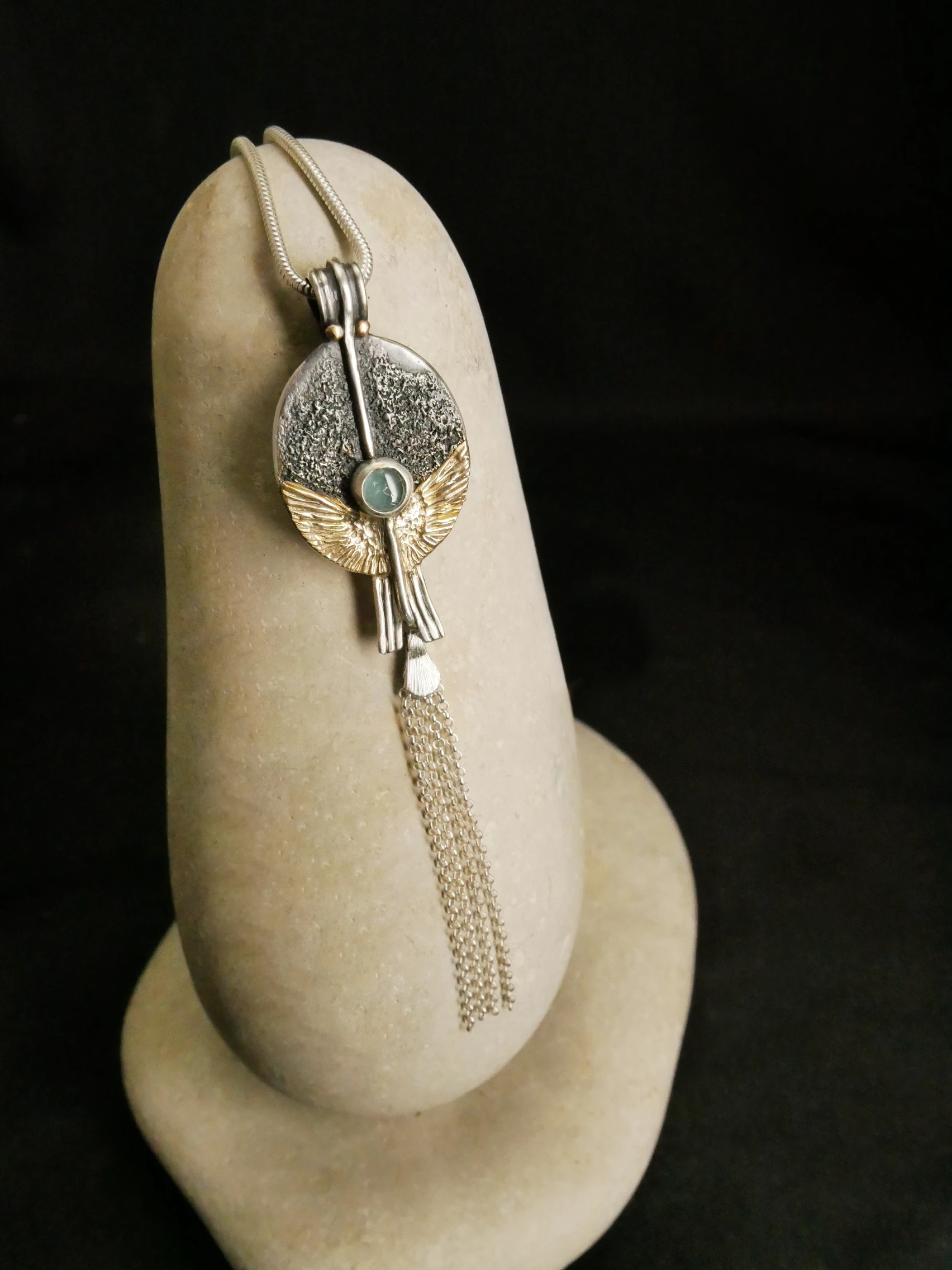 Pendentif orfèvre Eliz'art – œuf d'argent 950, ailes or 14k déployées, axe vertical et tourmaline bleue, création unique Bordeaux