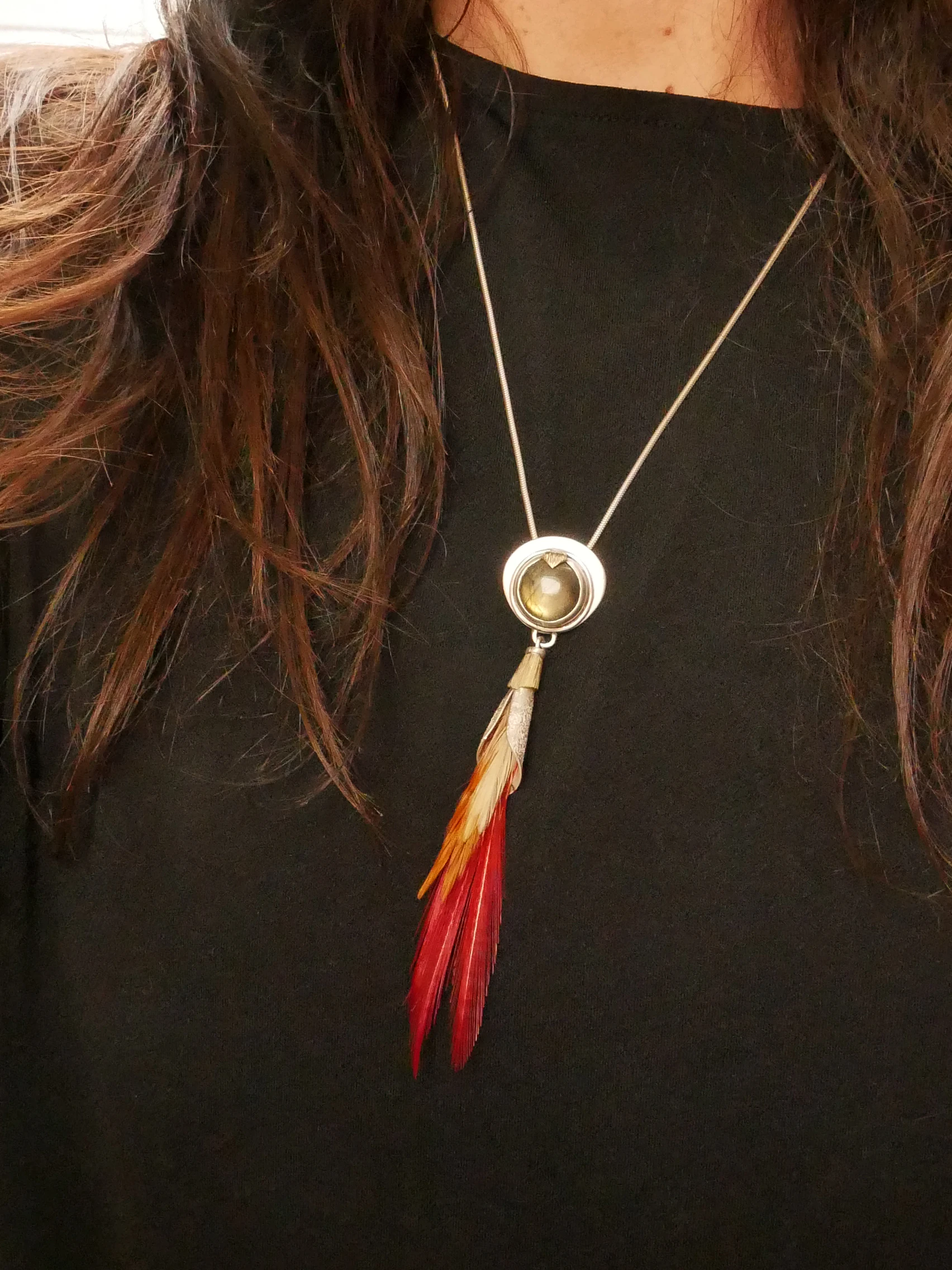 Pendentif artisanal Eliz'art – argent 950 et labradorite, plumes naturelles dégradé crème orange rouge, laiton, pièce unique