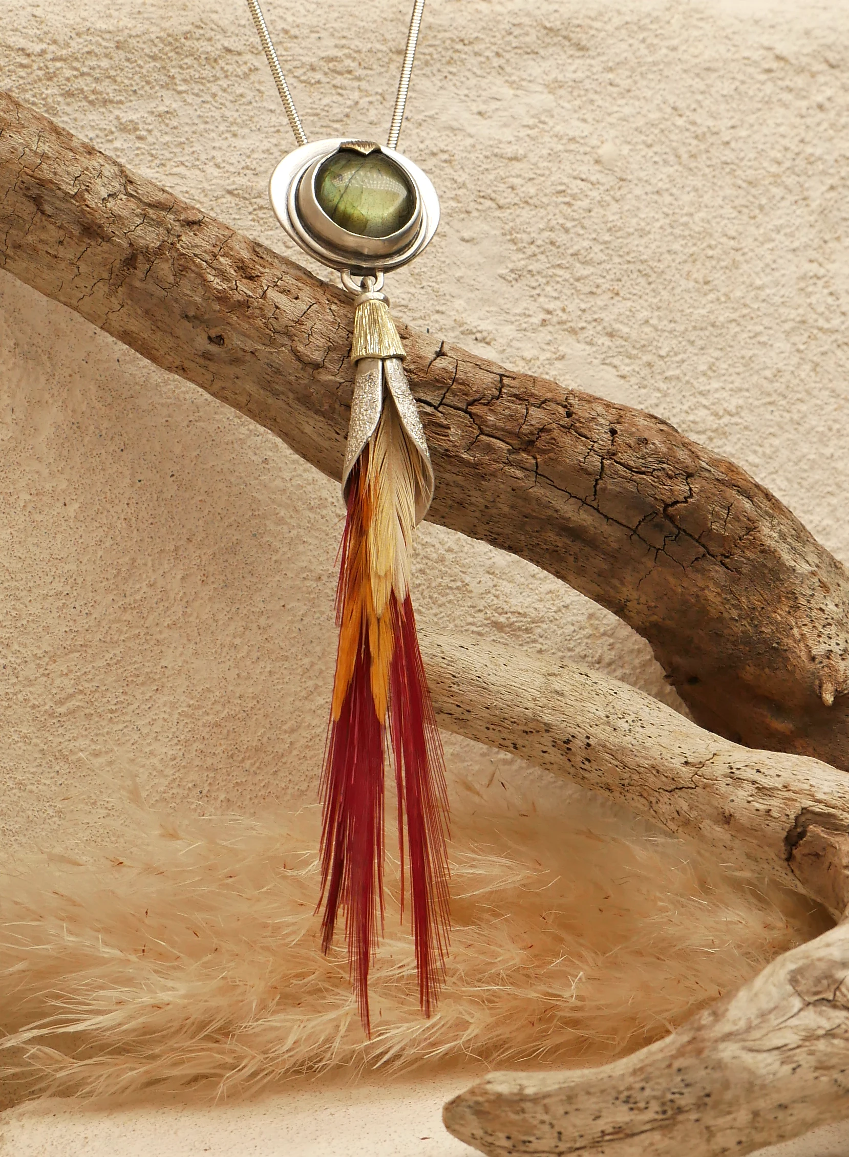 endentif phénix Eliz'art – labradorite sertie argent 950, plumes naturelles dégradé feu, laiton texturé, création unique Bordeaux