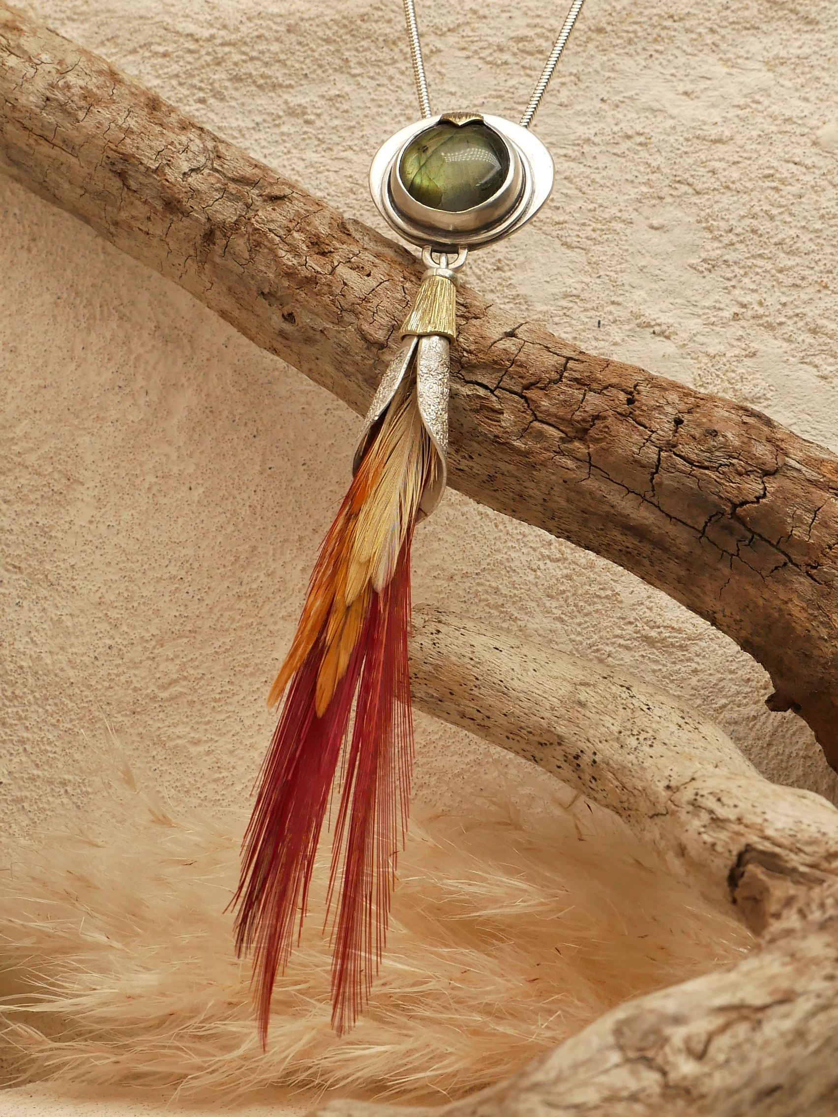 endentif phénix Eliz'art – labradorite sertie argent 950, plumes naturelles dégradé feu, laiton texturé, création unique Bordeaux