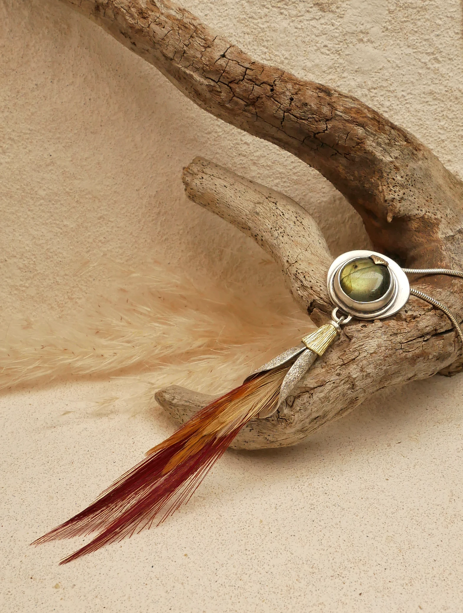 endentif phénix Eliz'art – labradorite sertie argent 950, plumes naturelles dégradé feu, laiton texturé, création unique Bordeaux