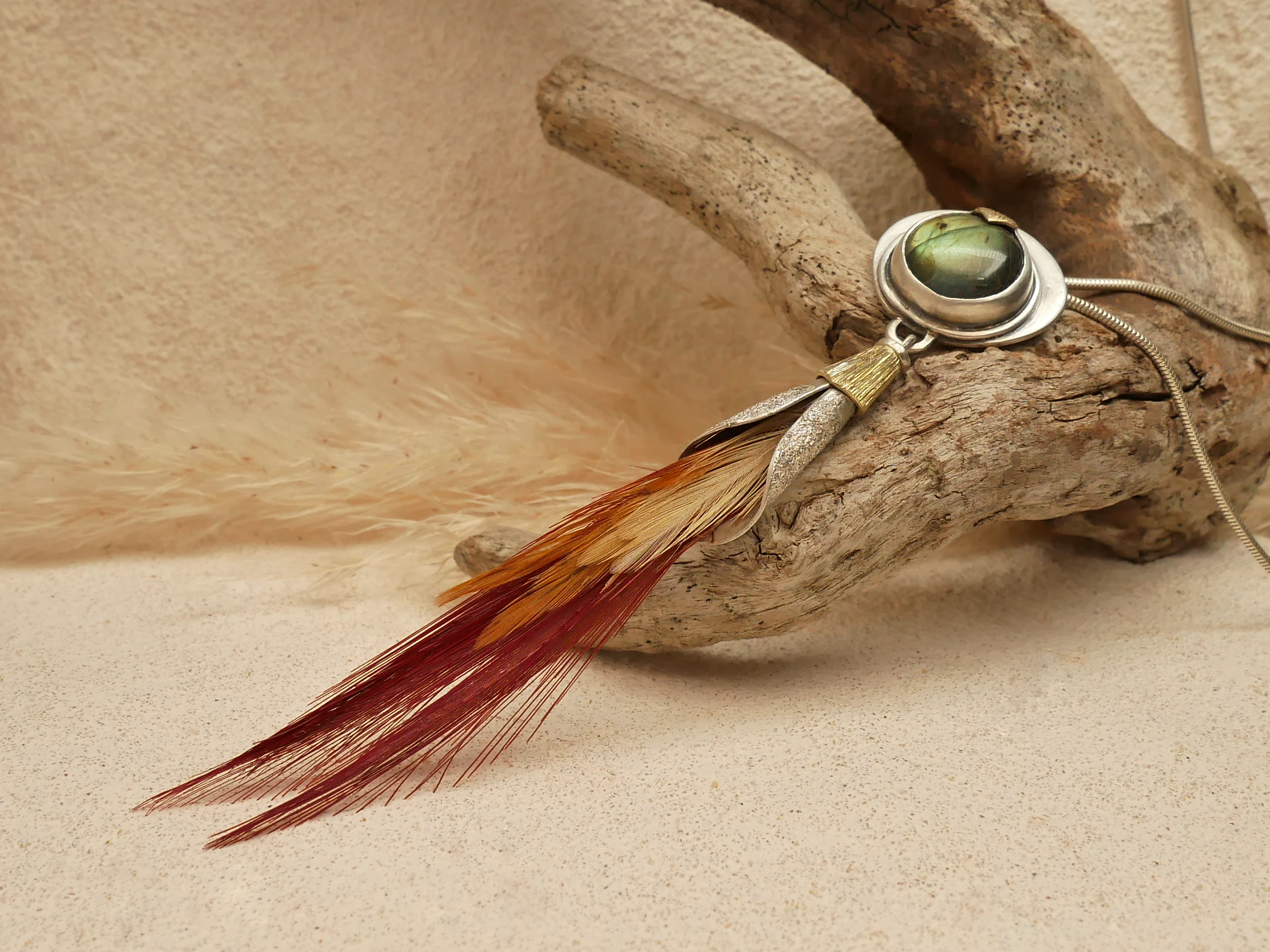 Eliz'art phoenix pendant – set labradorite sterling silver, natural fire-gradient feathers, textured brass, unique creation Bordeaux