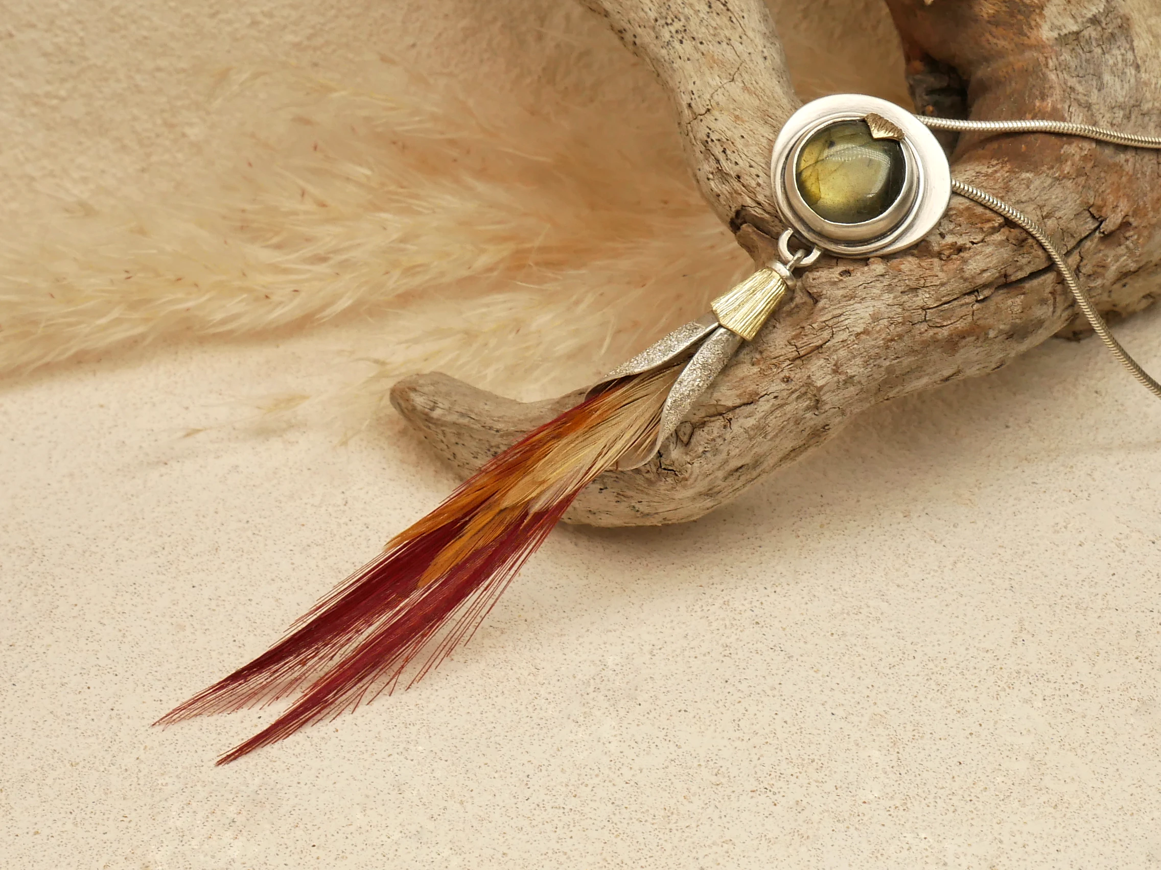 Eliz'art phoenix pendant – set labradorite sterling silver, natural fire-gradient feathers, textured brass, unique creation Bordeaux