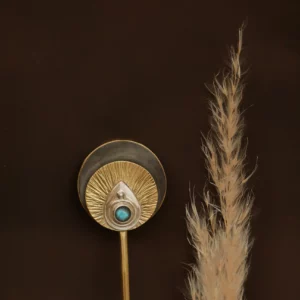 Pic à cheveux artisanal Alaya, grand disque laiton patiné, soleil rayonnant gravé et goutte d'argent 950 serties d'une labradorite naturelle, pièce unique Eliz'art Bordeaux