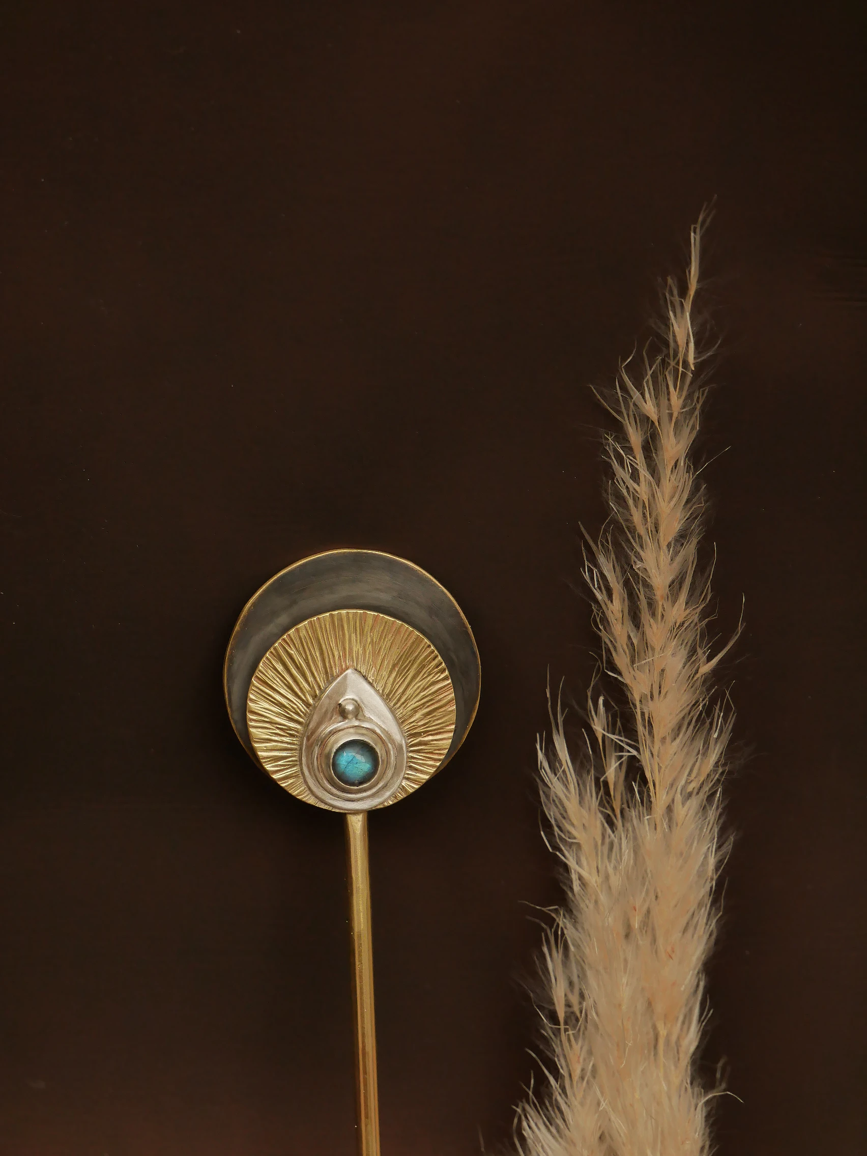 Pic à cheveux artisanal Alaya, grand disque laiton patiné, soleil rayonnant gravé et goutte d'argent 950 serties d'une labradorite naturelle, pièce unique Eliz'art Bordeaux