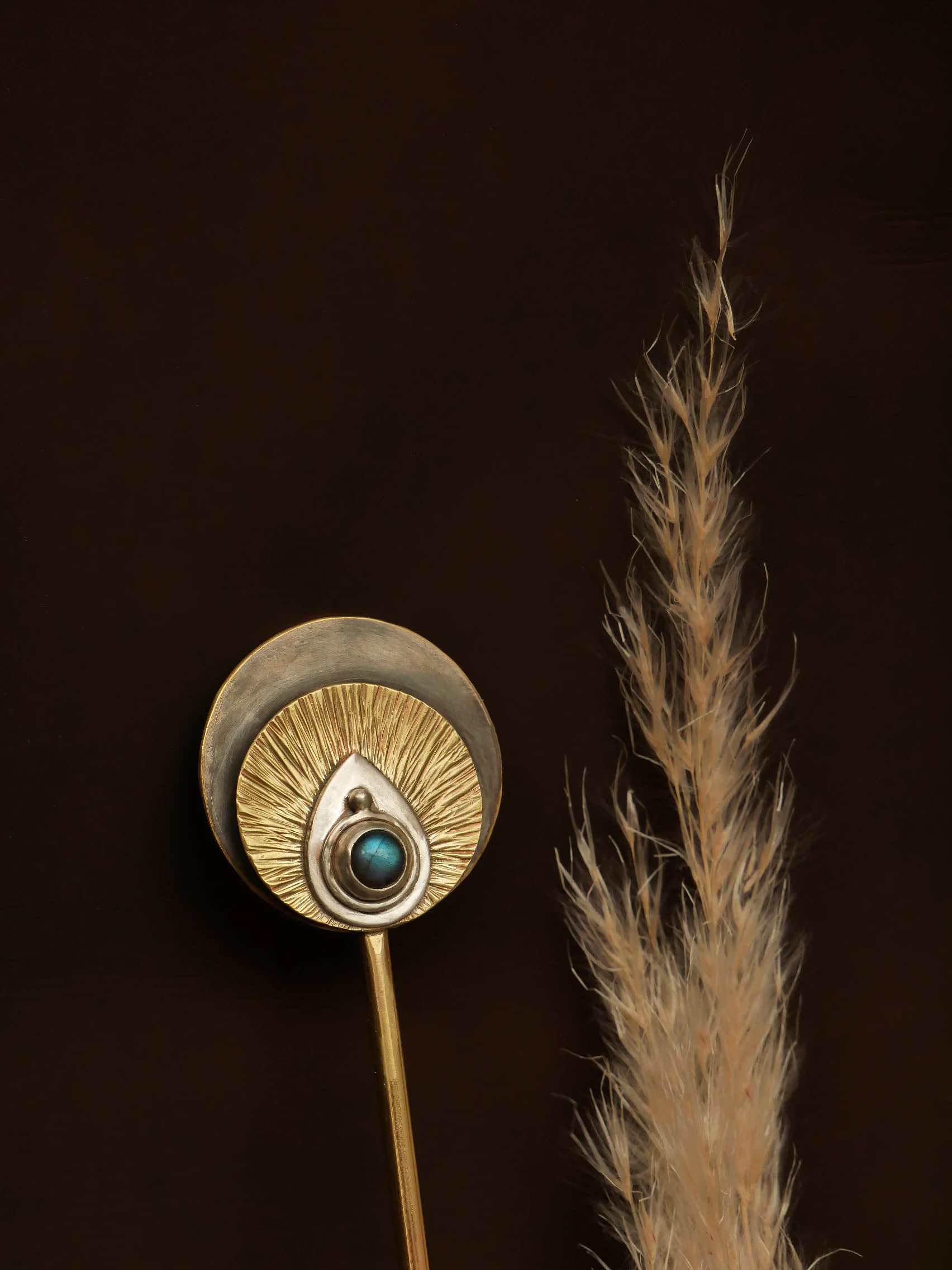 Pic à cheveux artisanal Alaya, grand disque laiton patiné, soleil rayonnant gravé et goutte d'argent 950 serties d'une labradorite naturelle, pièce unique Eliz'art Bordeaux