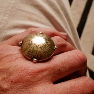 Bague artisanale en laiton et argent, dôme solaire rayonnant. Pièce unique réalisée à la main par Eliz'art, artiste orfèvre Bordeaux