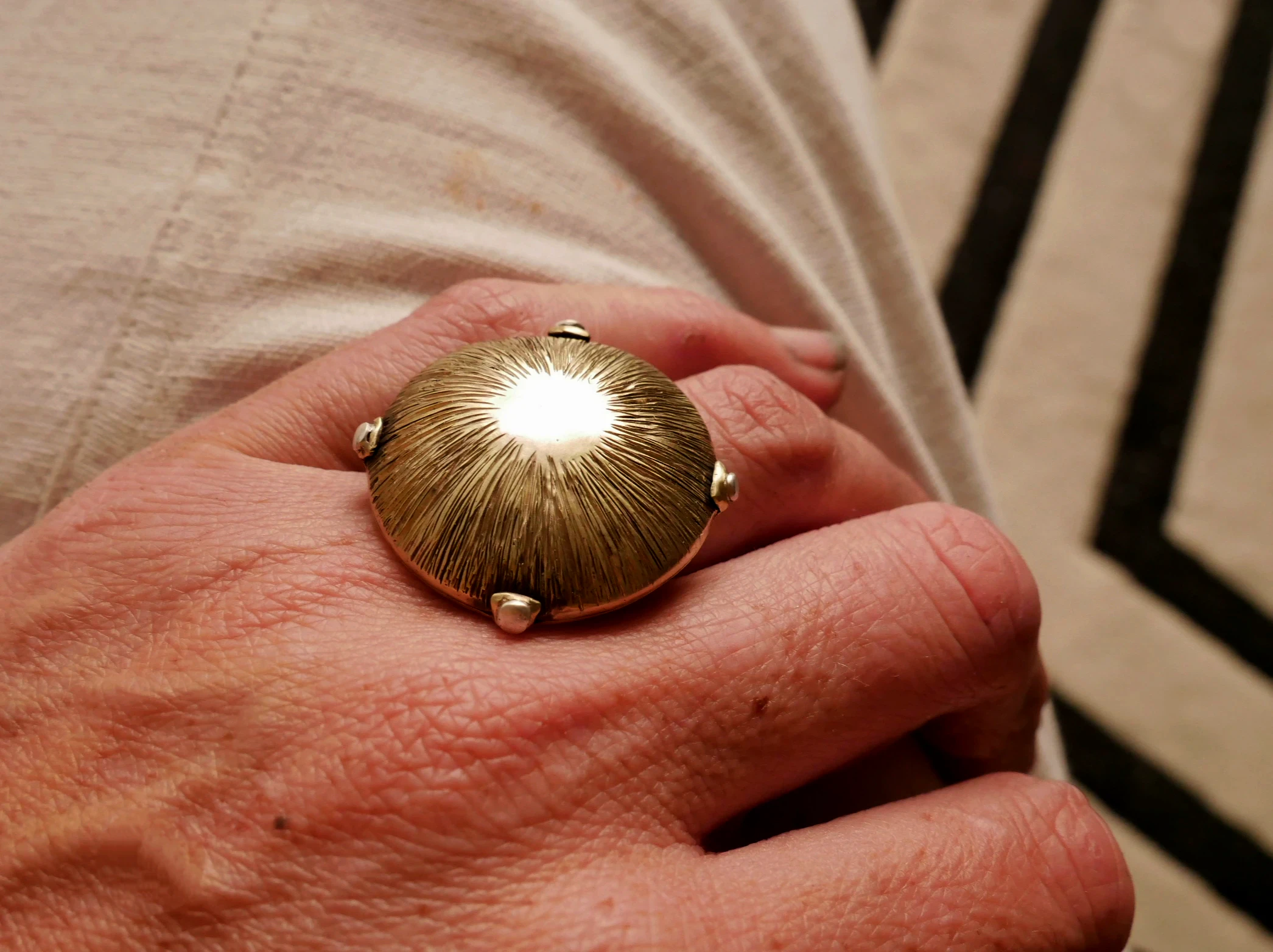 Bague artisanale en laiton et argent, dôme solaire rayonnant. Pièce unique réalisée à la main par Eliz'art, artiste orfèvre Bordeaux