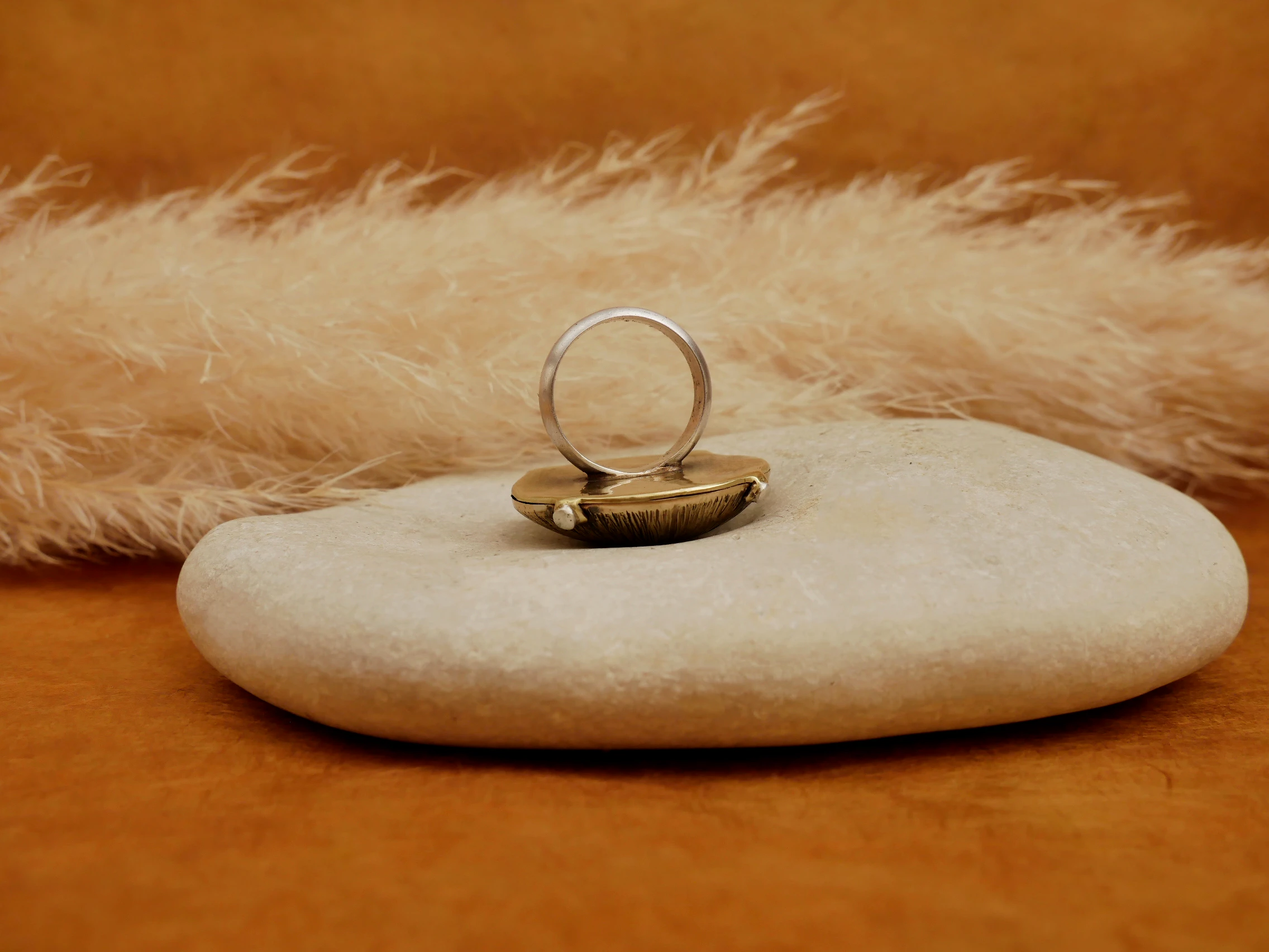 Bague artisanale en laiton et argent, dôme solaire rayonnant. Pièce unique réalisée à la main par Eliz'art, artiste orfèvre Bordeaux