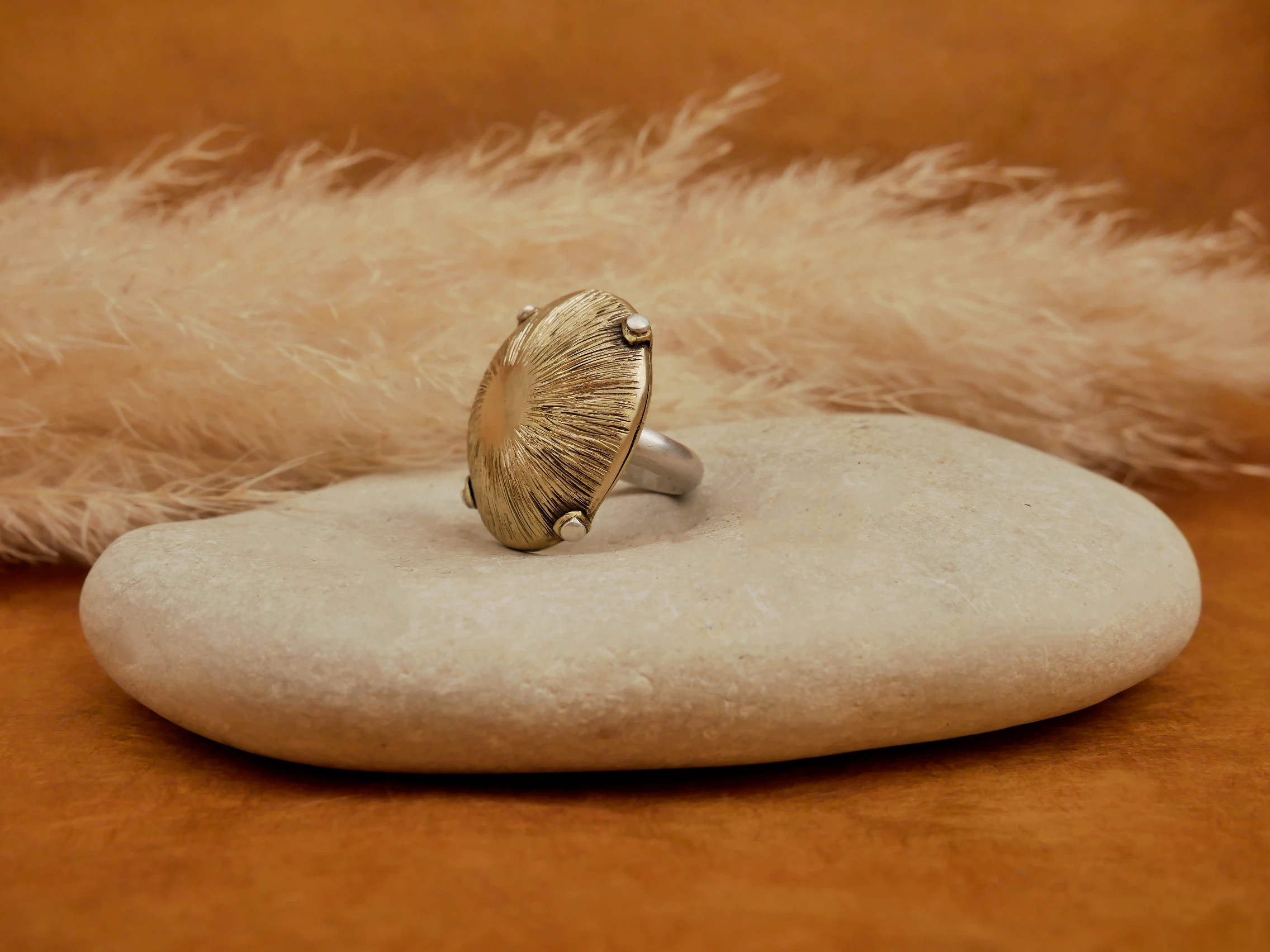 Bague artisanale en laiton et argent, dôme solaire rayonnant. Pièce unique réalisée à la main par Eliz'art, artiste orfèvre Bordeaux