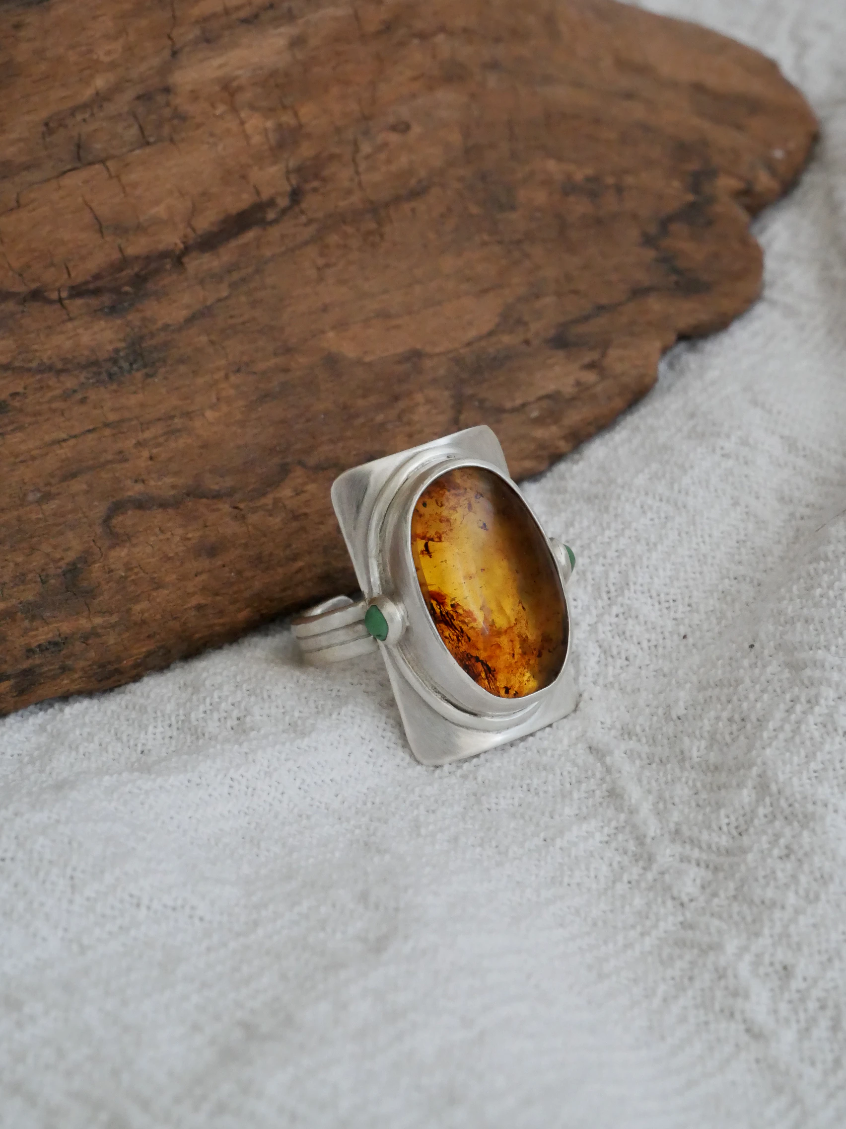 Bague argent 950, ambre naturelle Mexique et turquoises. Design élégant et épuré. Pièce unique, Eliz'art (Bordeaux)