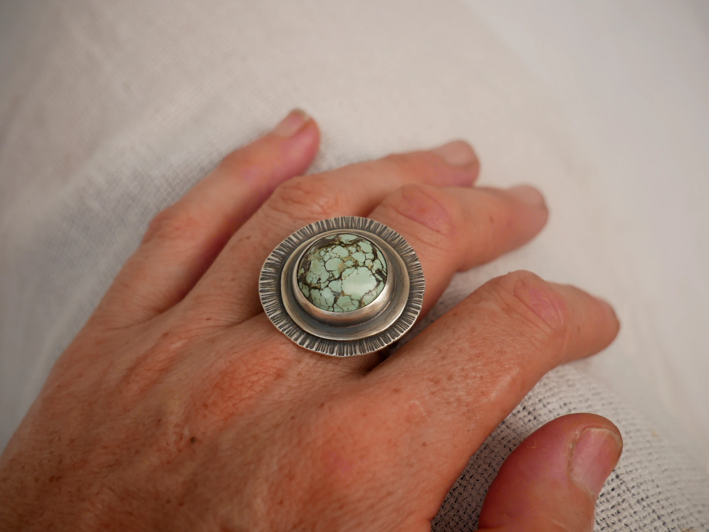 Bague argent et turquoise naturelle, disque rayonnant strié. Pièce unique réalisée à la main par Eliz'art, bijoutière-orfèvre à Bordeaux