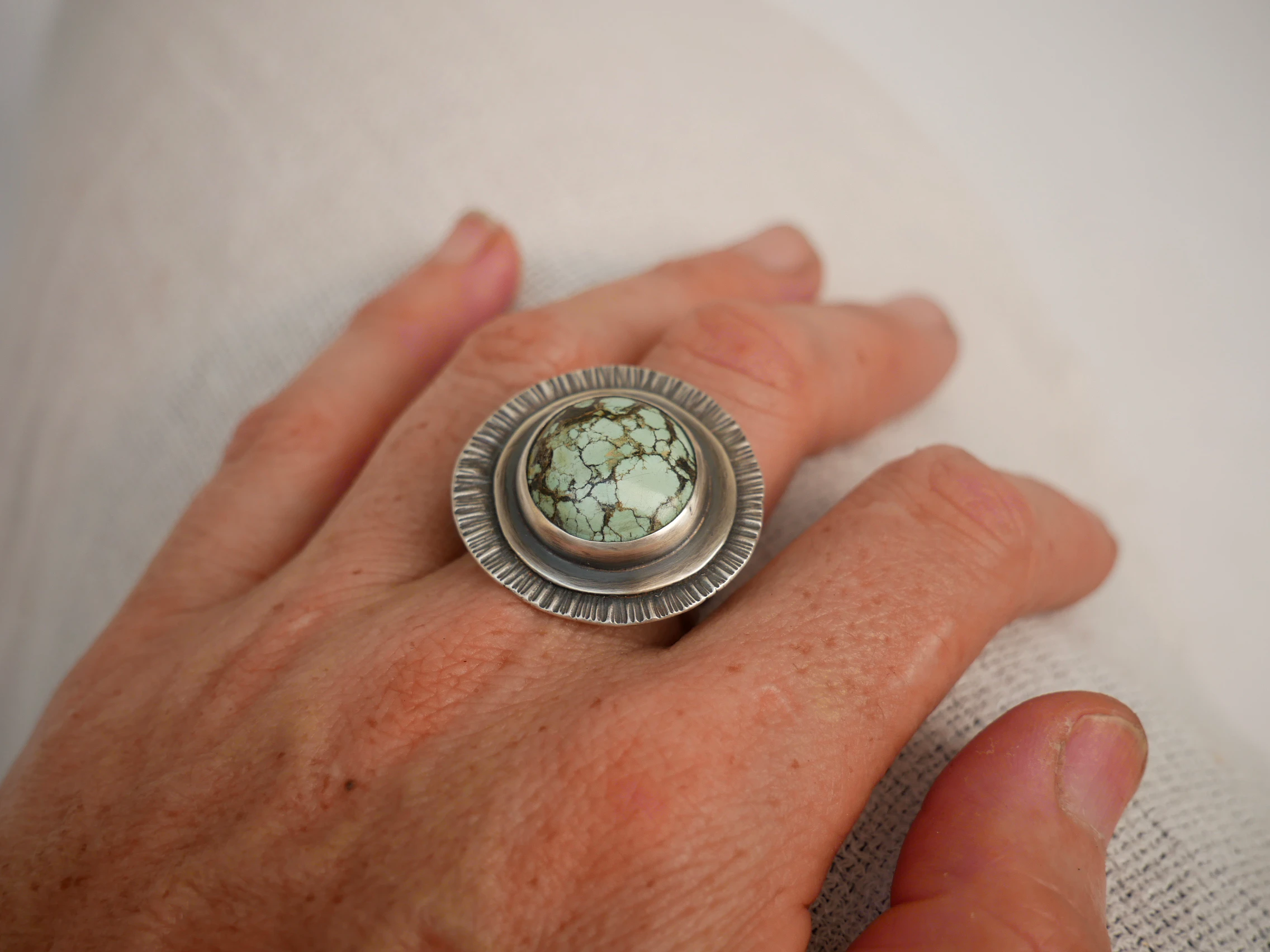 Bague argent et turquoise naturelle, disque rayonnant strié. Pièce unique réalisée à la main par Eliz'art, bijoutière-orfèvre à Bordeaux
