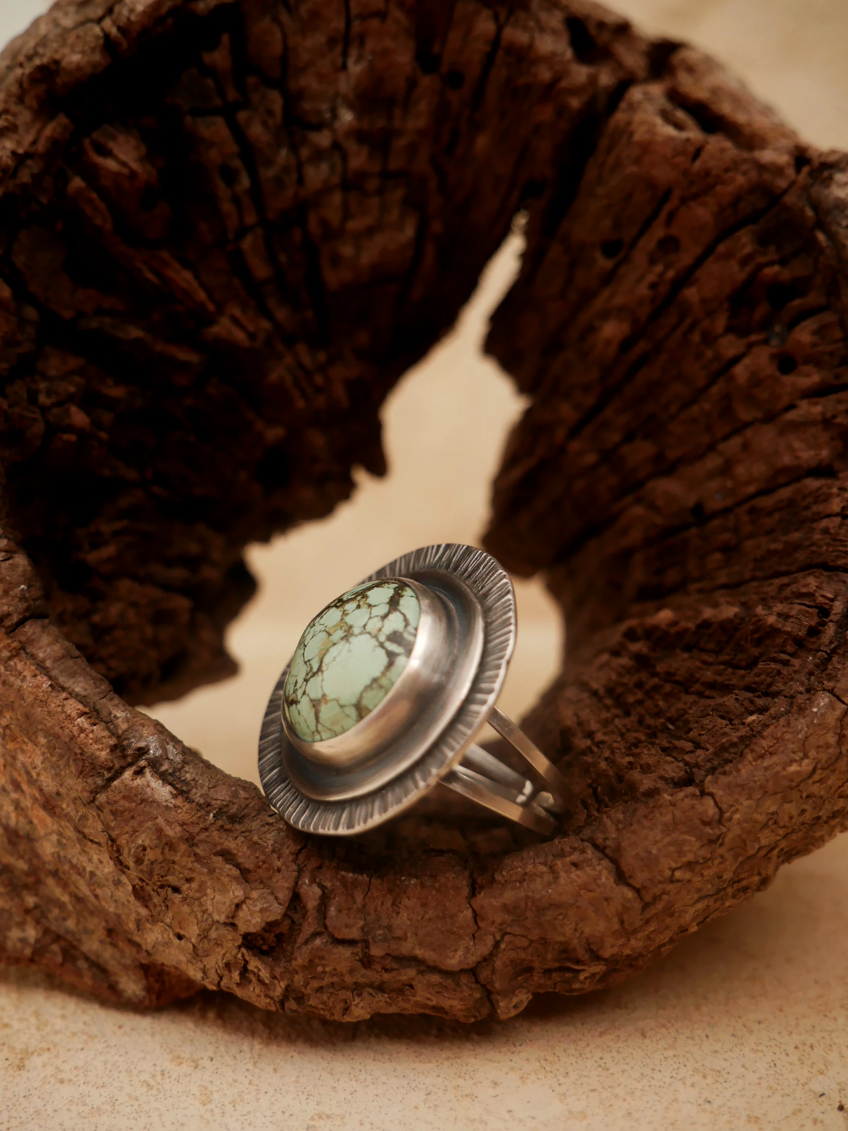 Bague argent et turquoise naturelle, disque rayonnant strié. Pièce unique réalisée à la main par Eliz'art, bijoutière-orfèvre à Bordeaux