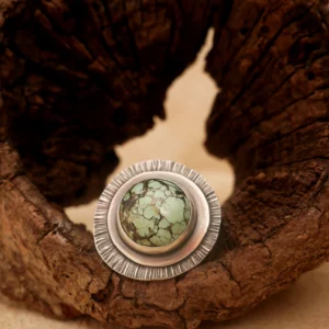 Bague argent et turquoise naturelle, disque rayonnant strié. Pièce unique réalisée à la main par Eliz'art, bijoutière-orfèvre à Bordeaux
