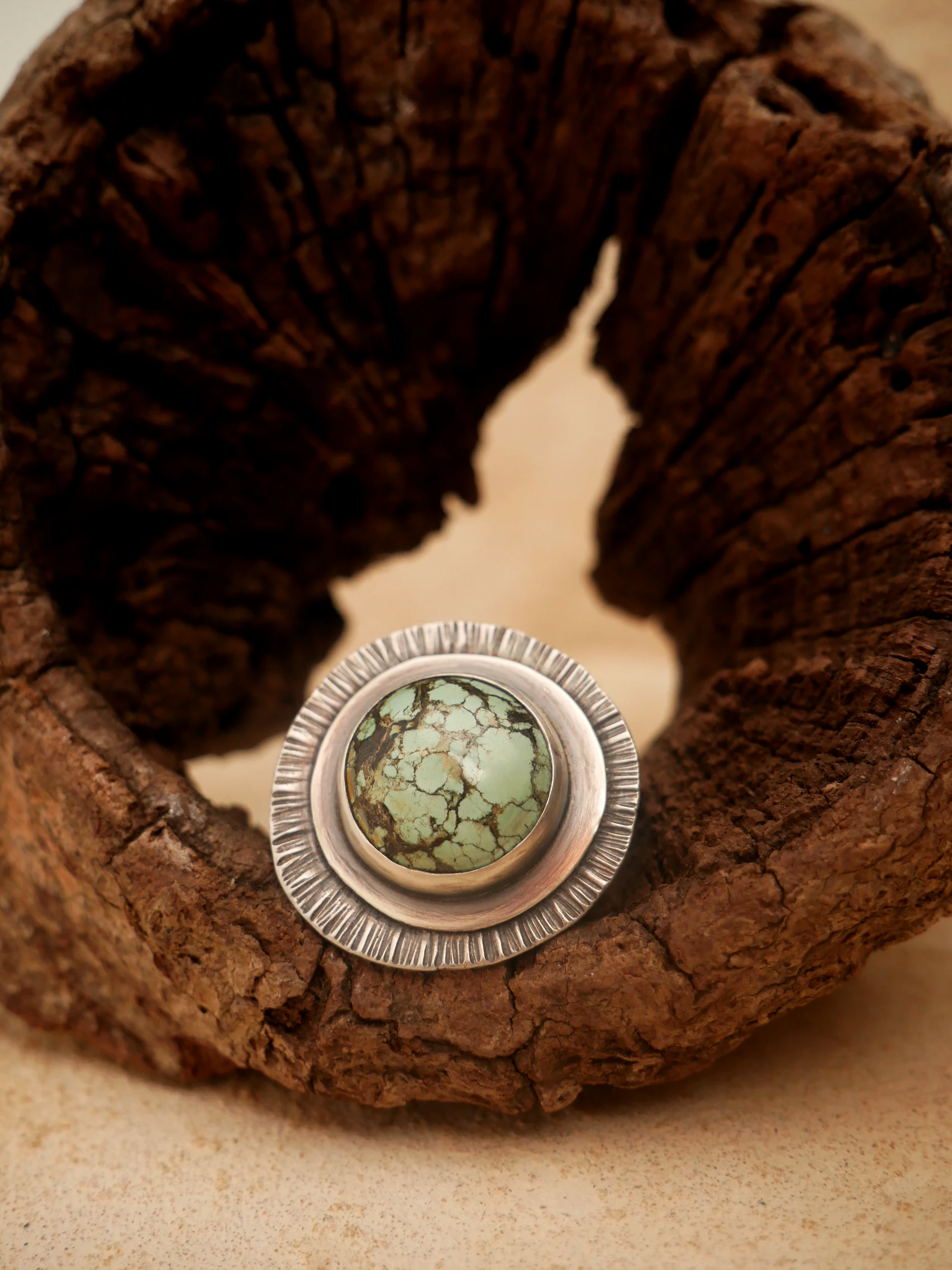 Bague argent et turquoise naturelle, disque rayonnant strié. Pièce unique réalisée à la main par Eliz'art, bijoutière-orfèvre à Bordeaux