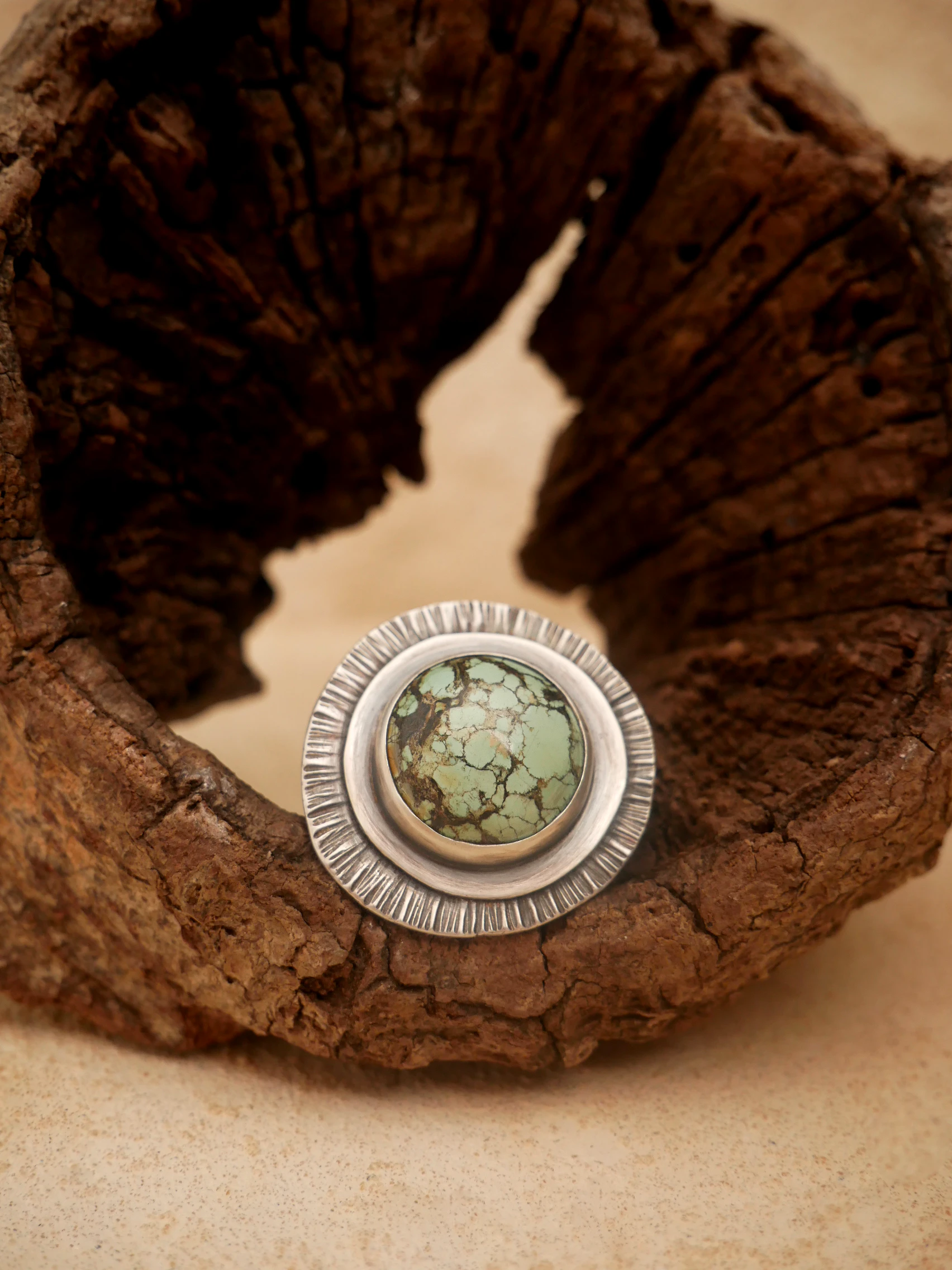 Bague argent et turquoise naturelle, disque rayonnant strié. Pièce unique réalisée à la main par Eliz'art, bijoutière-orfèvre à Bordeaux