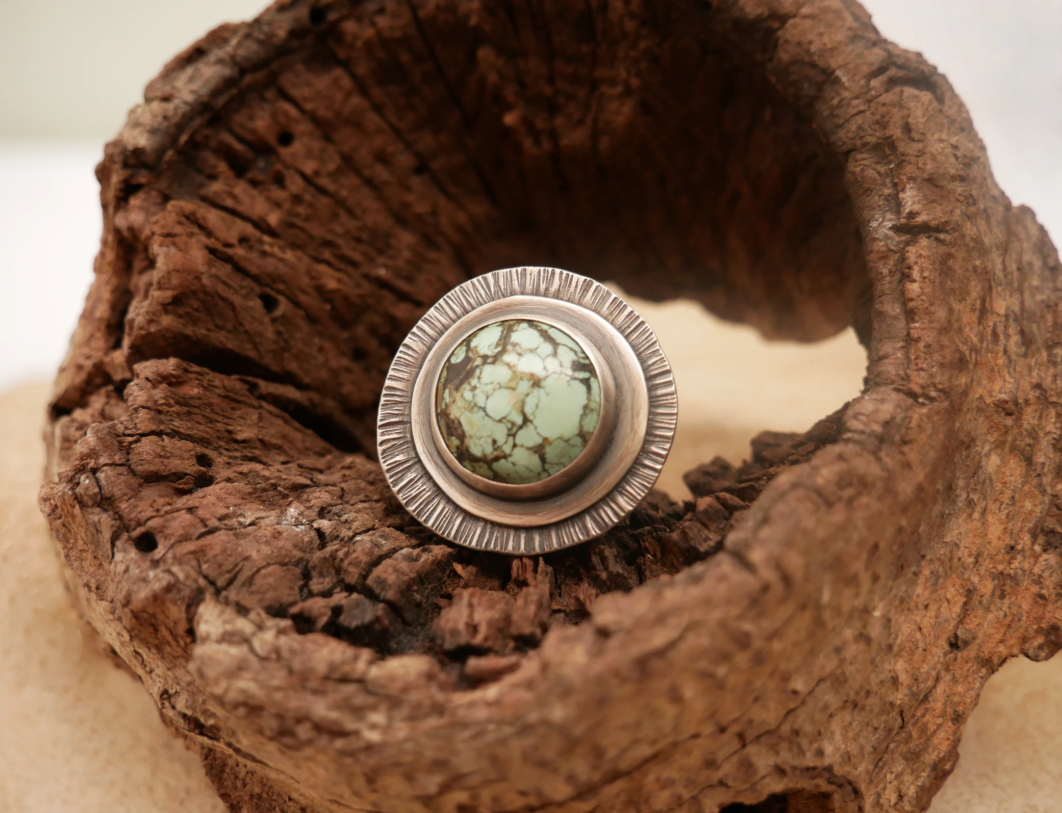 Bague argent et turquoise naturelle, disque rayonnant strié. Pièce unique réalisée à la main par Eliz'art, bijoutière-orfèvre à Bordeaux