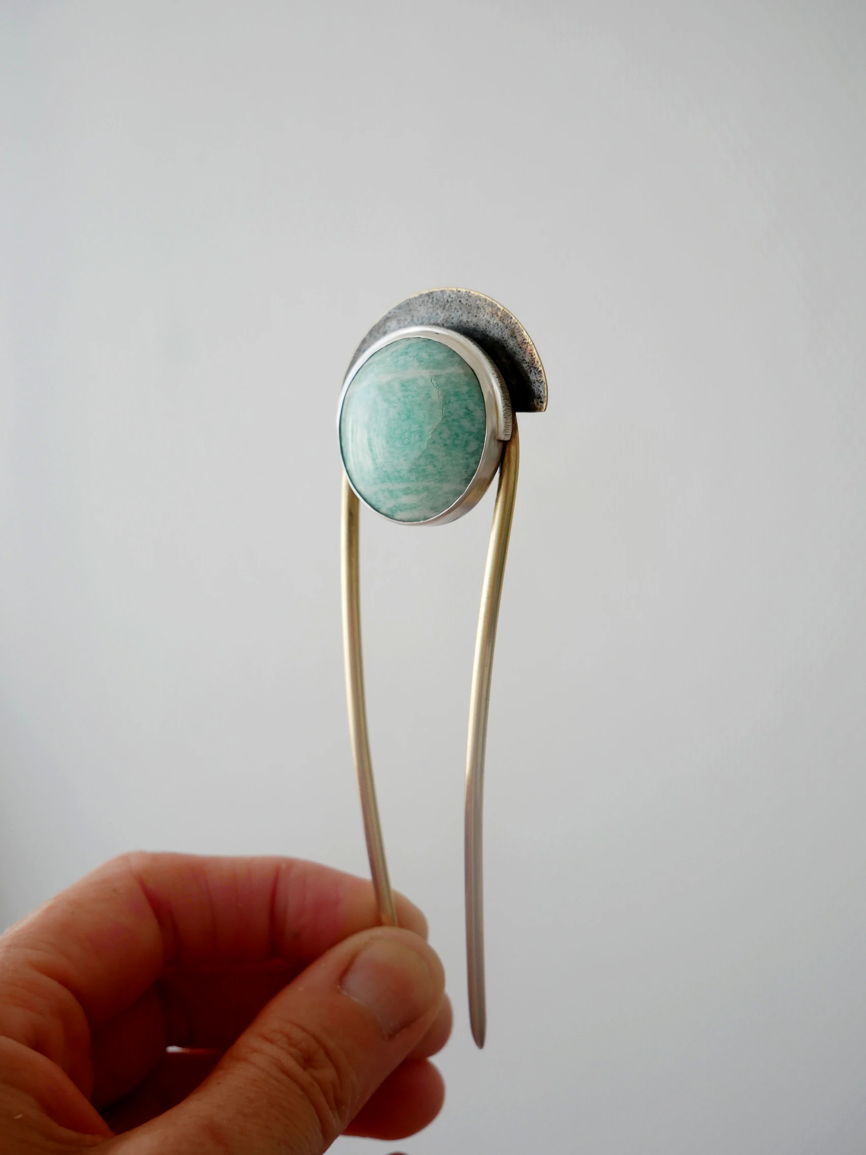 Pic à cheveux artisanal en laiton, argent et amazonite naturelle. Pièce unique, fait main par Eliz'art, bijoutière-orfèvre à Bordeaux