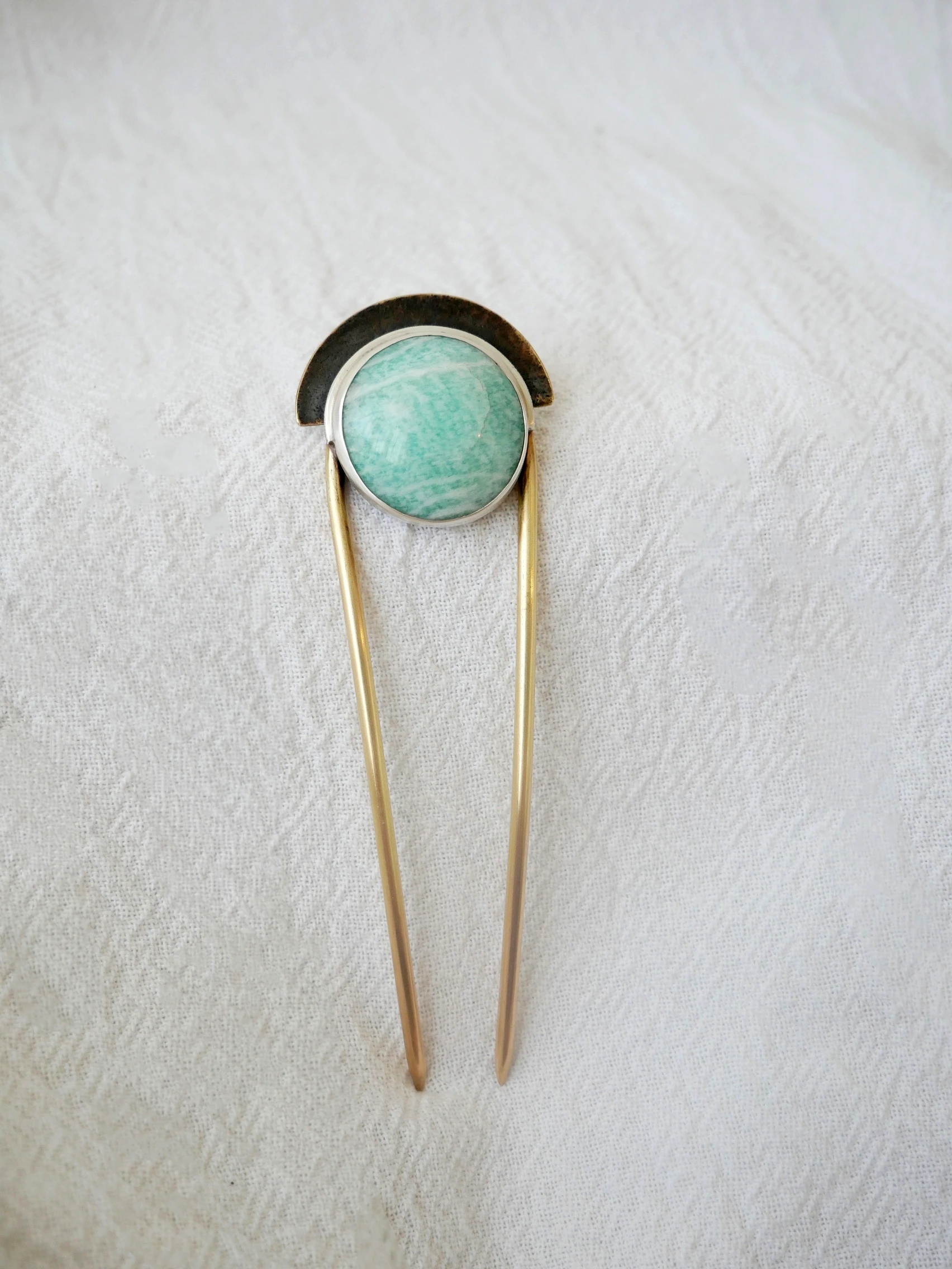 Pic à cheveux artisanal en laiton, argent et amazonite naturelle. Pièce unique, fait main par Eliz'art, bijoutière-orfèvre à Bordeaux