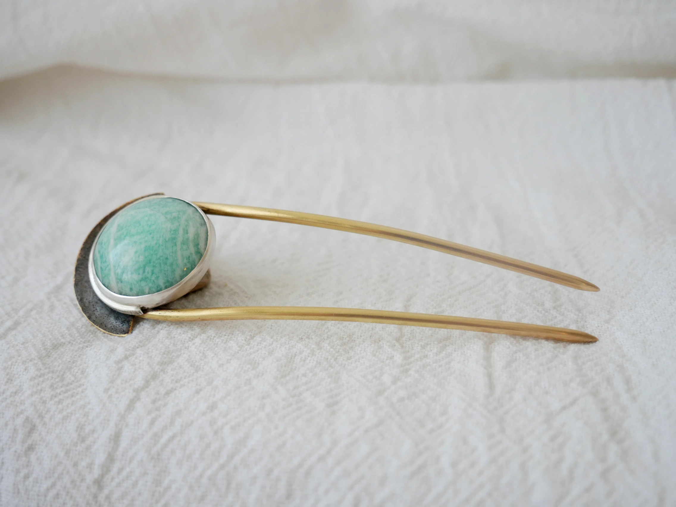 Pic à cheveux artisanal en laiton, argent et amazonite naturelle. Pièce unique, fait main par Eliz'art, bijoutière-orfèvre à Bordeaux