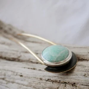 Pic à cheveux artisanal en laiton, argent et amazonite naturelle. Pièce unique, fait main par Eliz'art, bijoutière-orfèvre à Bordeaux