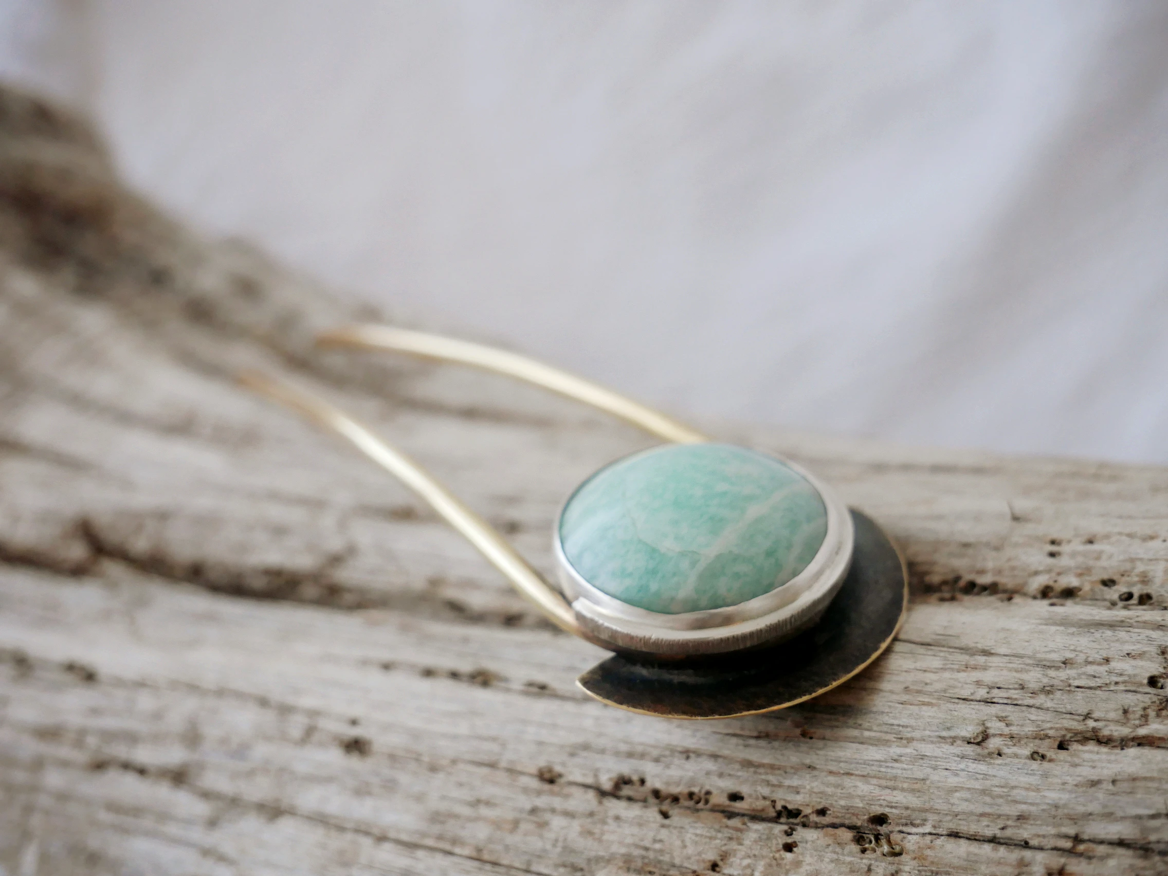 Pic à cheveux artisanal en laiton, argent et amazonite naturelle. Pièce unique, fait main par Eliz'art, bijoutière-orfèvre à Bordeaux