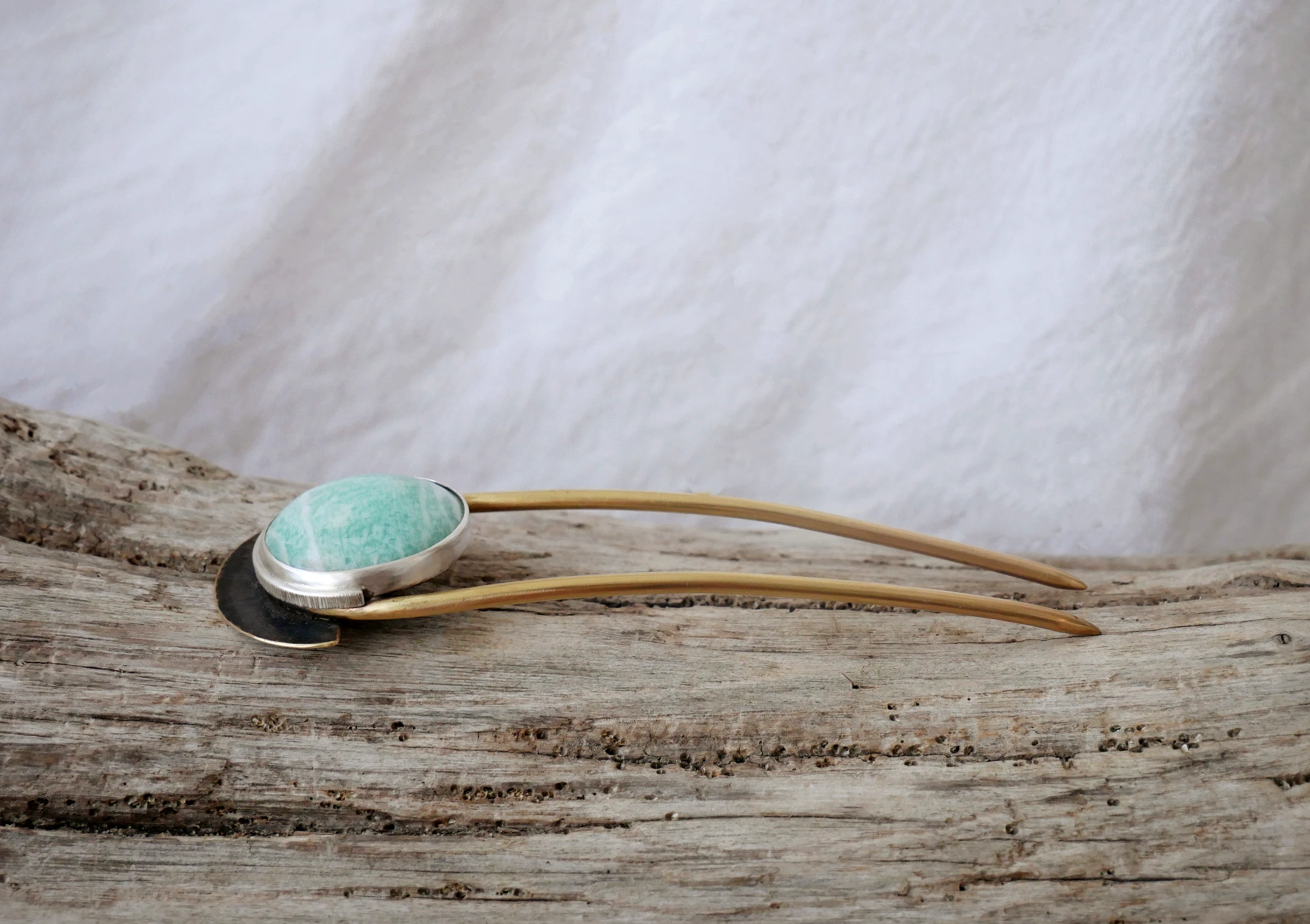 Pic à cheveux artisanal en laiton, argent et amazonite naturelle. Pièce unique, fait main par Eliz'art, bijoutière-orfèvre à Bordeaux