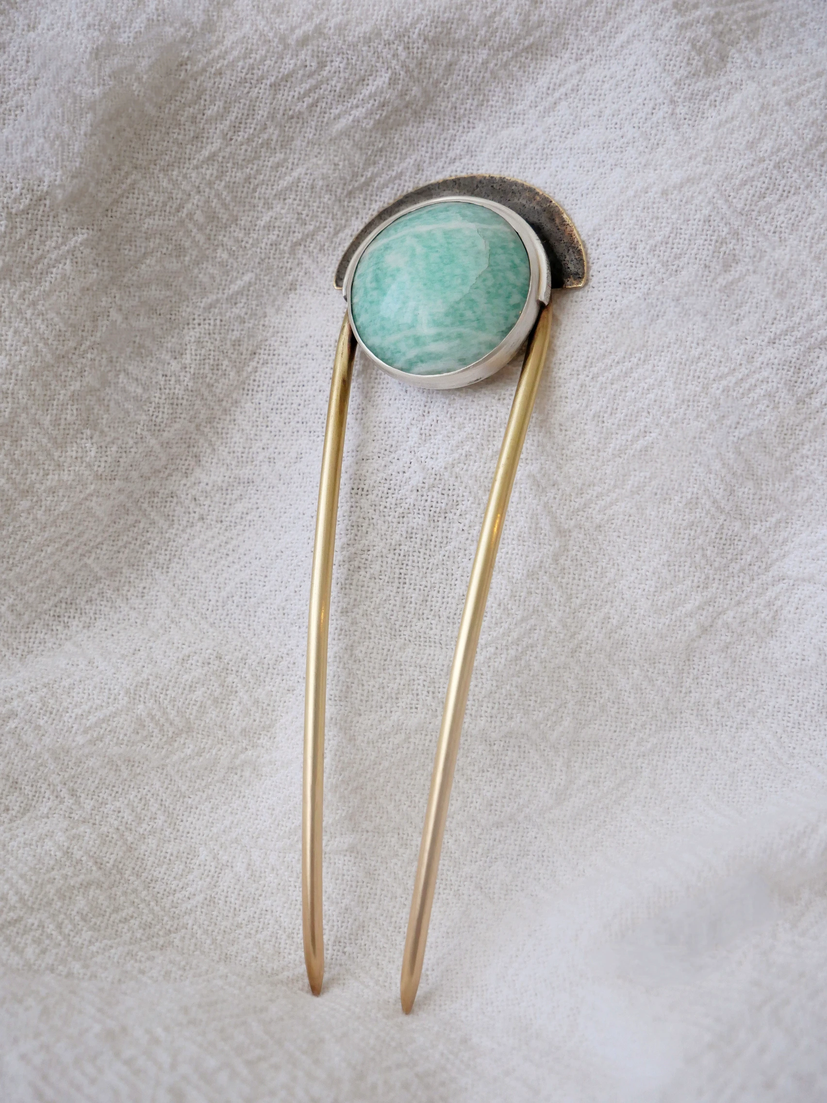 Pic à cheveux artisanal en laiton, argent et amazonite naturelle. Pièce unique, fait main par Eliz'art, bijoutière-orfèvre à Bordeaux