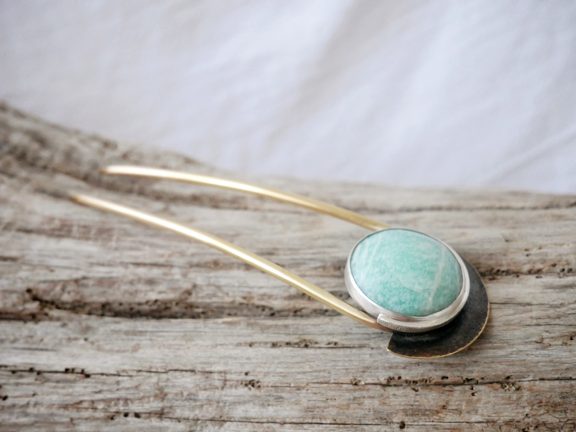 Pic à cheveux artisanal en laiton, argent et amazonite naturelle. Pièce unique, fait main par Eliz'art, bijoutière-orfèvre à Bordeaux
