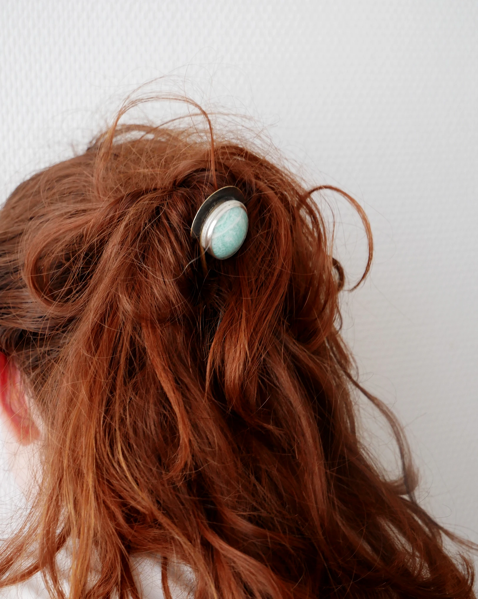Pic à cheveux artisanal en laiton, argent et amazonite naturelle. Pièce unique, fait main par Eliz'art, bijoutière-orfèvre à Bordeaux
