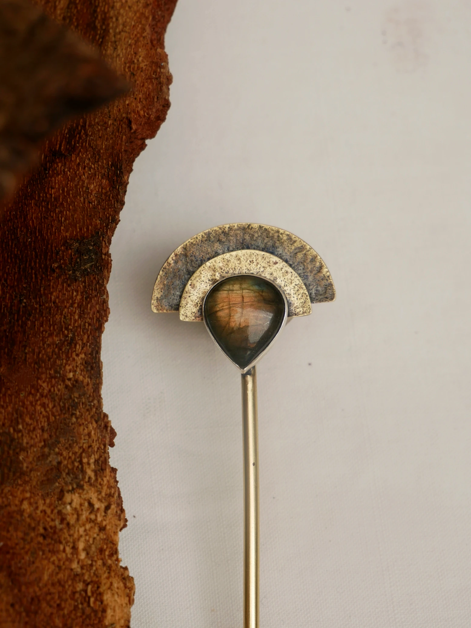 Pic à cheveux artisanal en laiton, argent et labradorite. Pièce unique, fait main par Eliz'art, bijoutière-orfèvre à Bordeaux