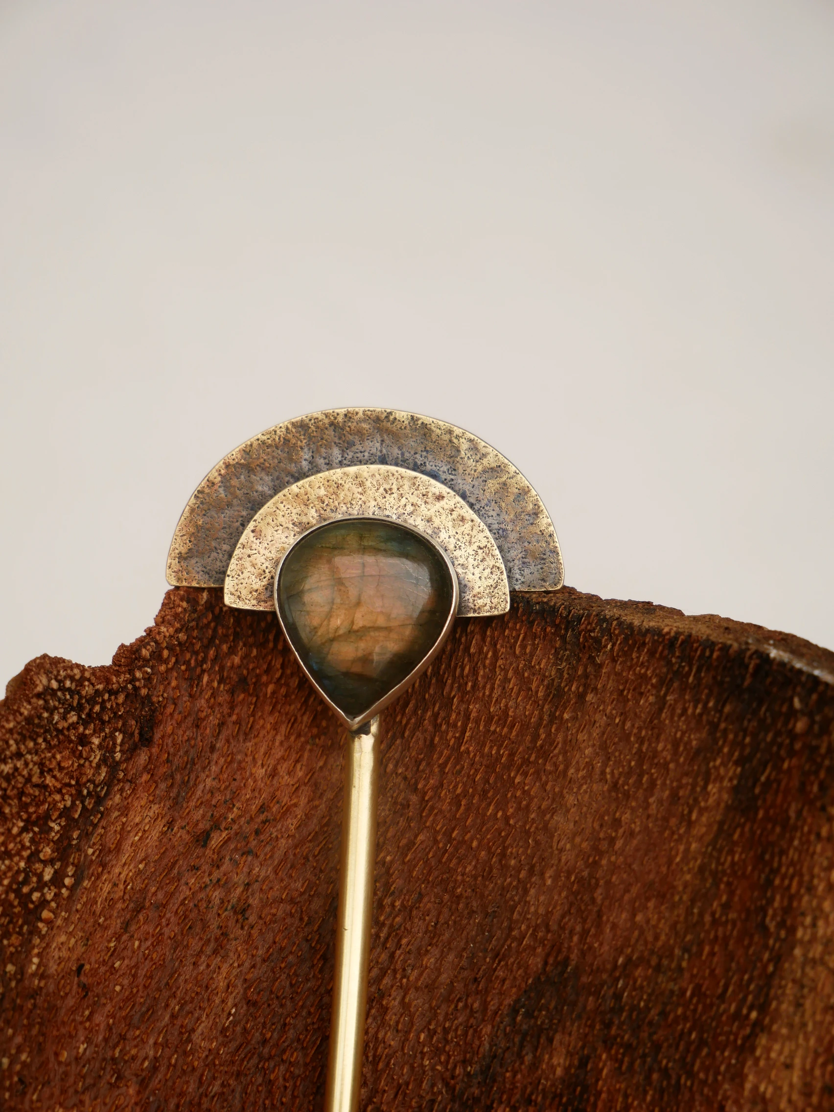 Pic à cheveux artisanal en laiton, argent et labradorite. Pièce unique, fait main par Eliz'art, bijoutière-orfèvre à Bordeaux