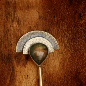 Pic à cheveux artisanal en laiton, argent et labradorite. Pièce unique, fait main par Eliz'art, bijoutière-orfèvre à Bordeaux