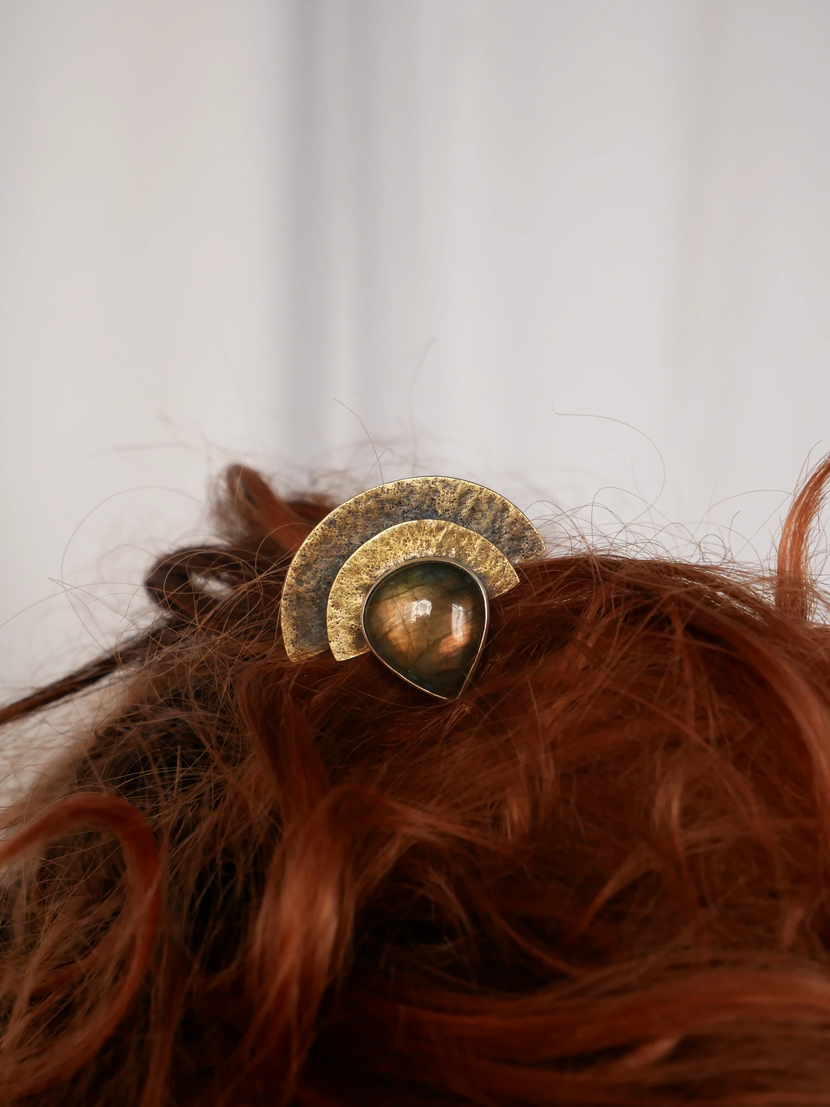 Pic à cheveux artisanal en laiton, argent et labradorite. Pièce unique, fait main par Eliz'art, bijoutière-orfèvre à Bordeaux