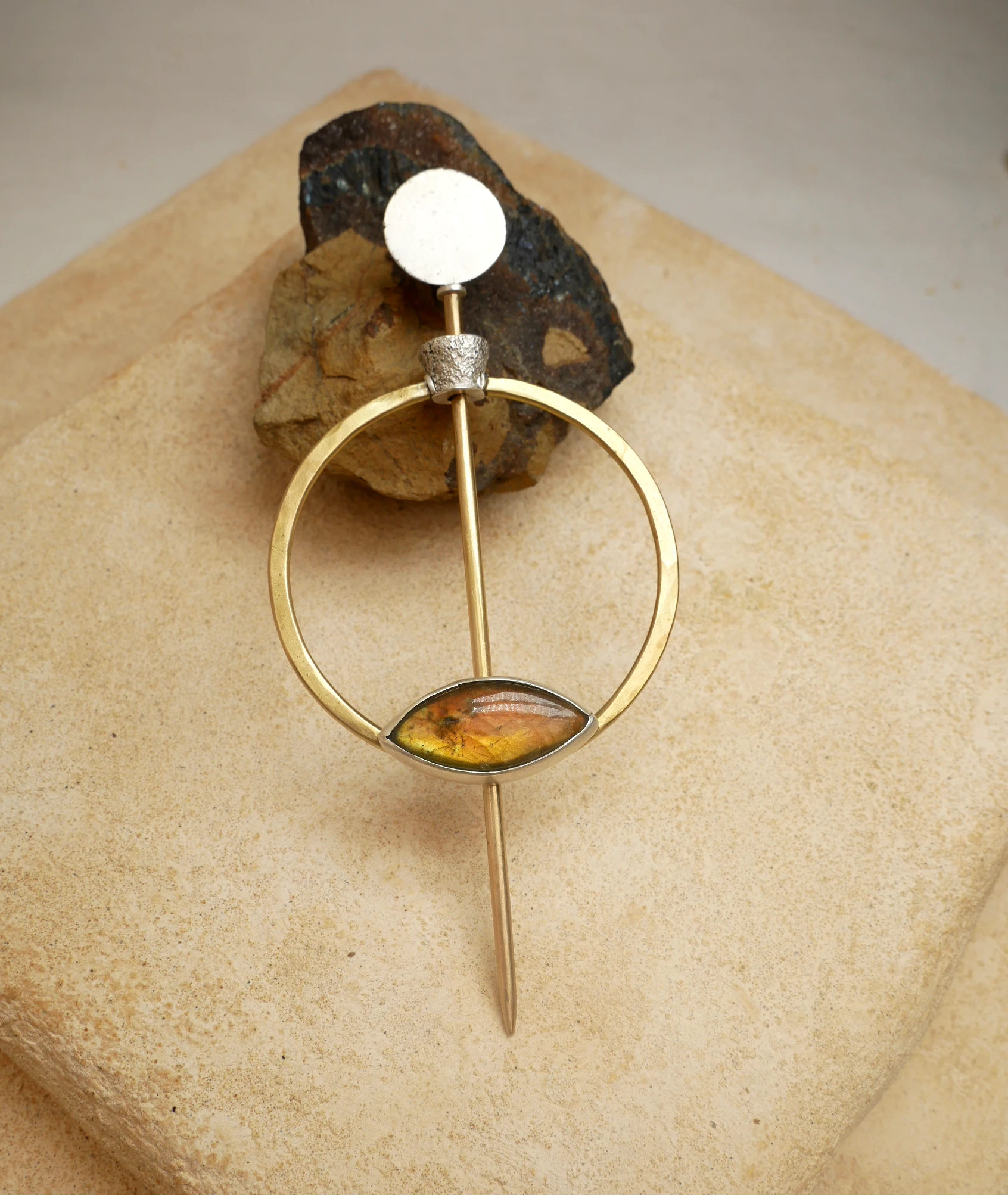 Pic à cheveux/pendentif artisanal en laiton, argent et labradorite. Pièce unique, fait main par Eliz'art, bijoutière-orfèvre à Bordeaux