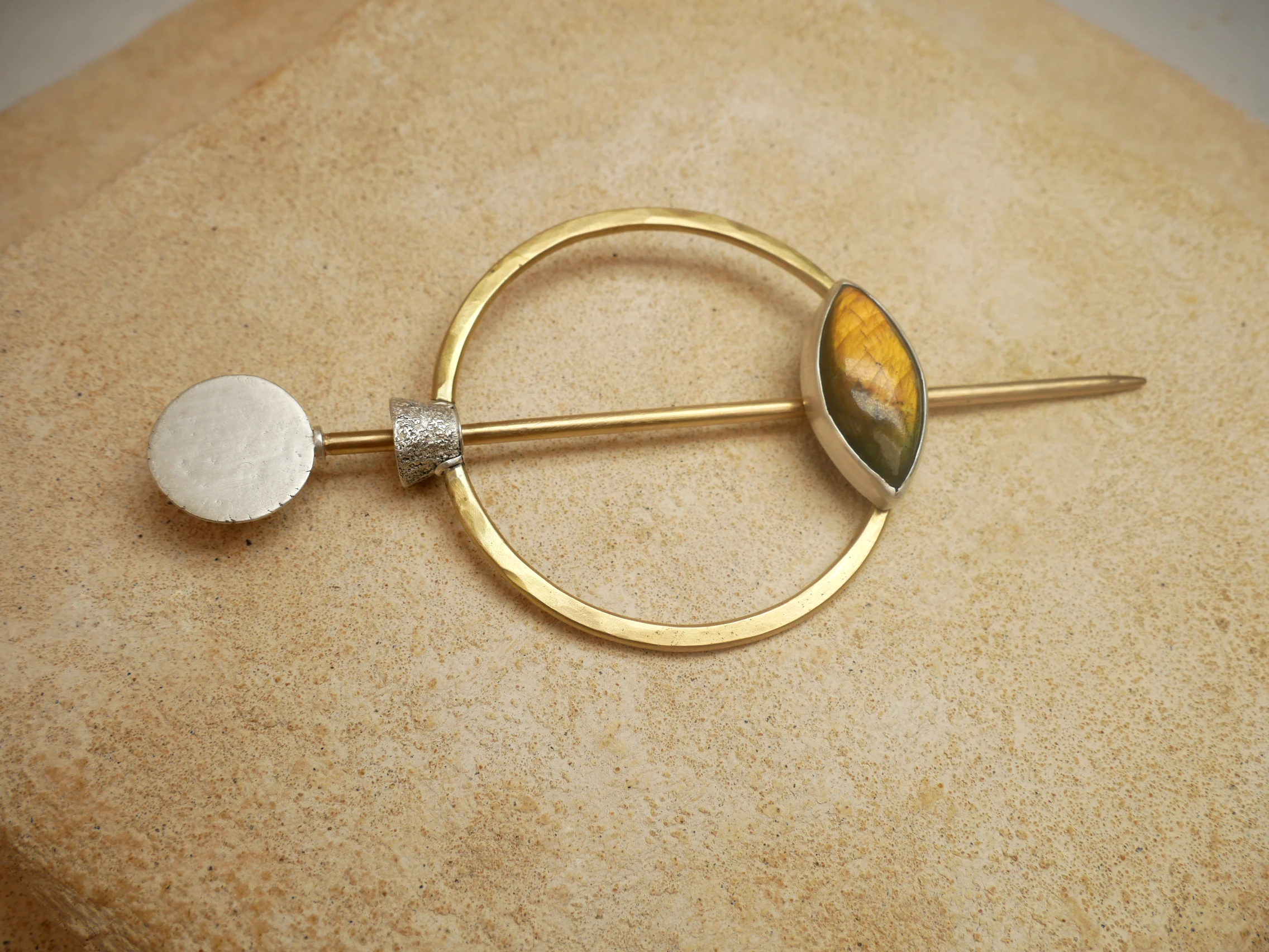 Pic à cheveux/pendentif artisanal en laiton, argent et labradorite. Pièce unique, fait main par Eliz'art, bijoutière-orfèvre à Bordeaux