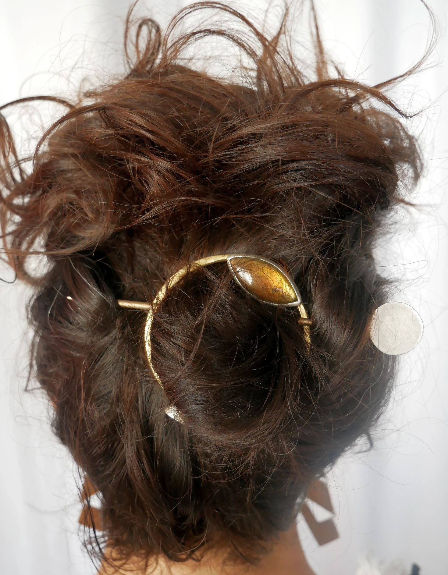 Pic à cheveux/pendentif artisanal en laiton, argent et labradorite. Pièce unique, fait main par Eliz'art, bijoutière-orfèvre à Bordeaux