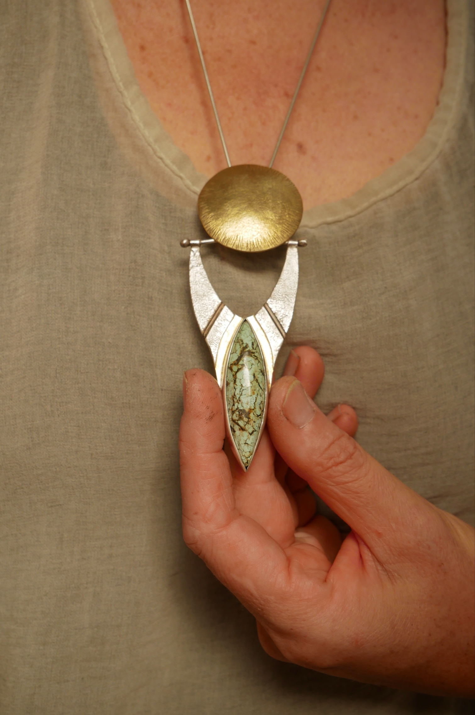 Maxi pendentif artisanal en argent texturé et laiton, turquoise et feuille d'or 22k en keum-boo, fait main à Bordeaux. Création unique Eliz'art