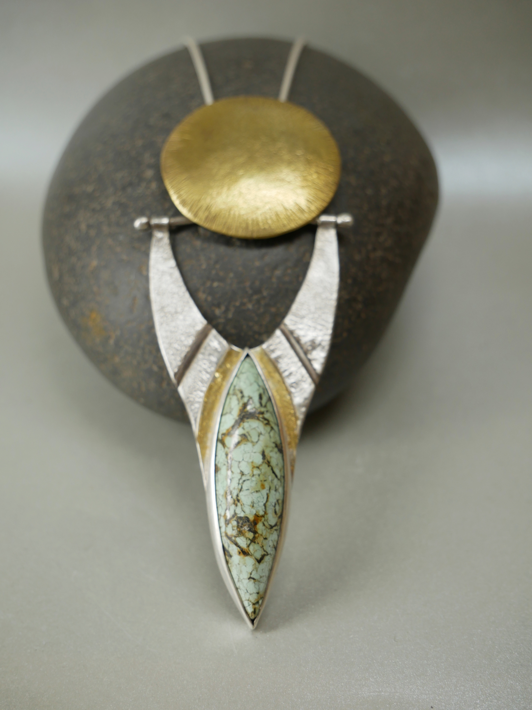 Maxi pendentif artisanal en argent texturé et laiton, turquoise et feuille d'or 22k en keum-boo, fait main à Bordeaux. Création unique Elizart