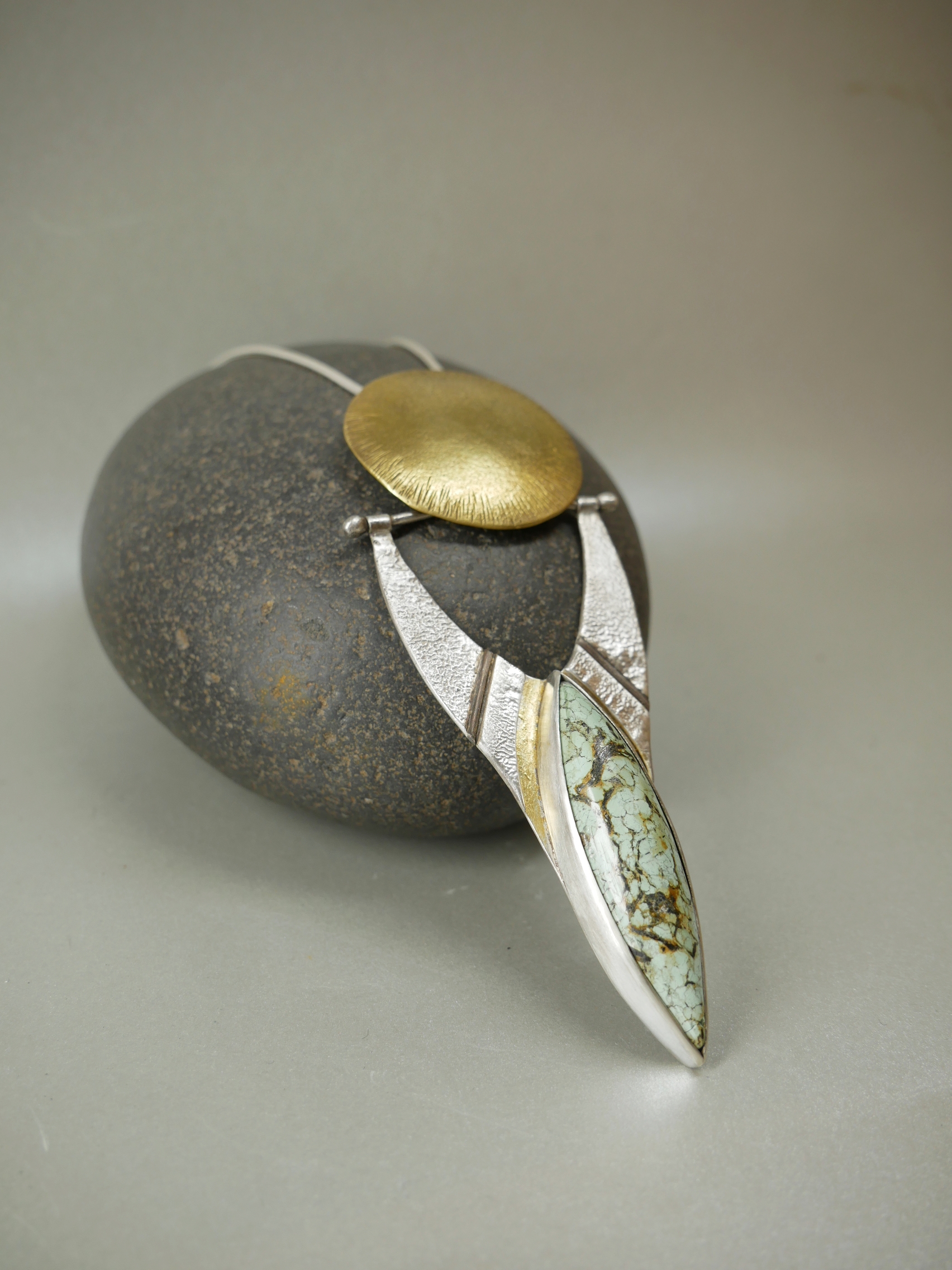 Maxi pendentif artisanal en argent texturé et laiton, turquoise et feuille d'or 22k en keum-boo, fait main à Bordeaux. Création unique Elizart