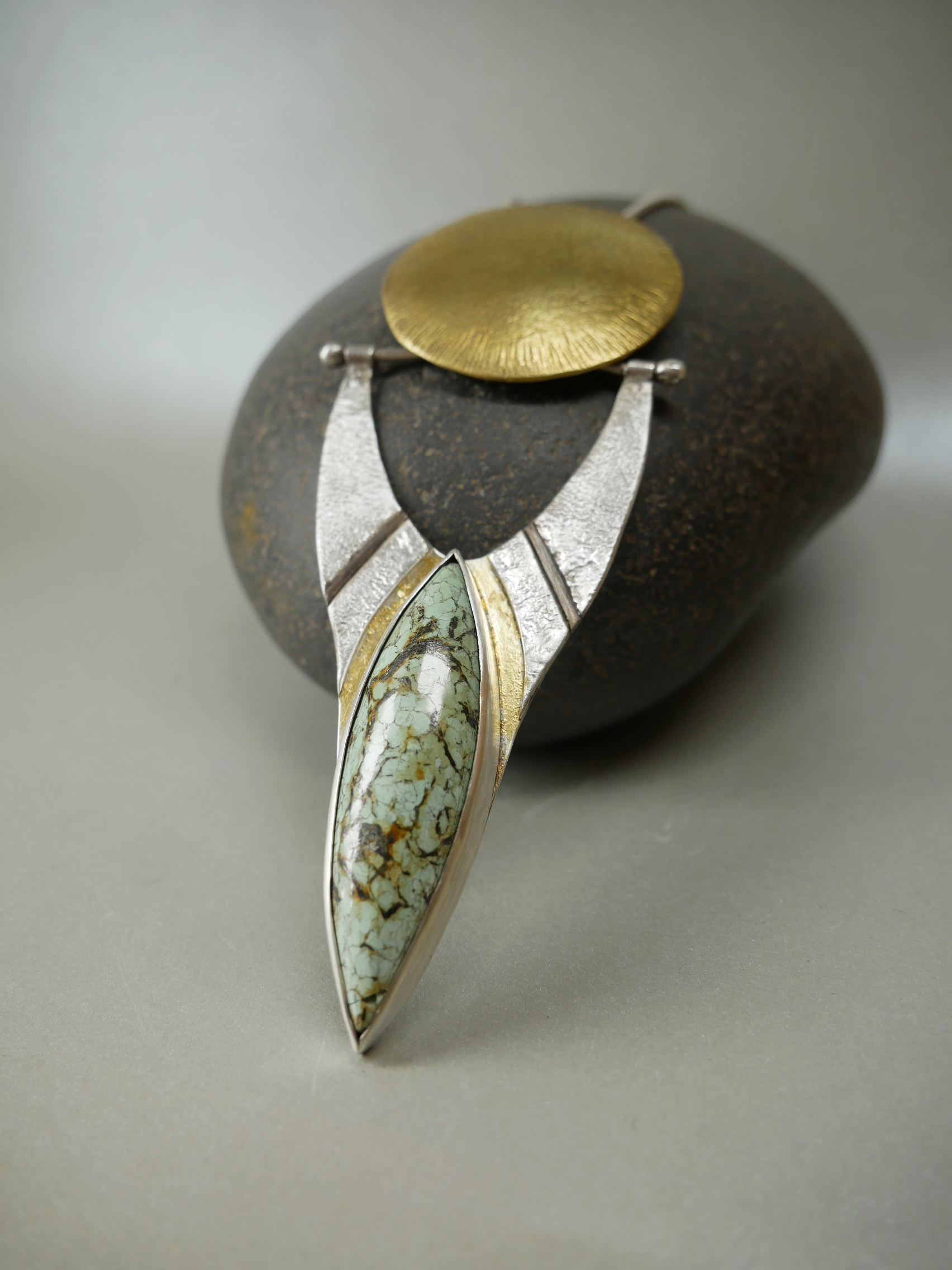 Maxi pendentif artisanal en argent texturé et laiton, turquoise et feuille d'or 22k en keum-boo, fait main à Bordeaux. Création unique Elizart