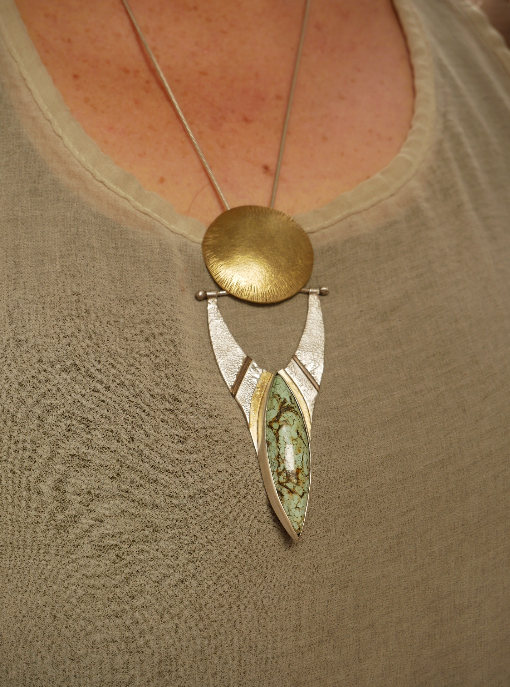 Maxi pendentif artisanal en argent texturé et laiton, turquoise et feuille d'or 22k en keum-boo, fait main à Bordeaux. Création unique Eliz'art