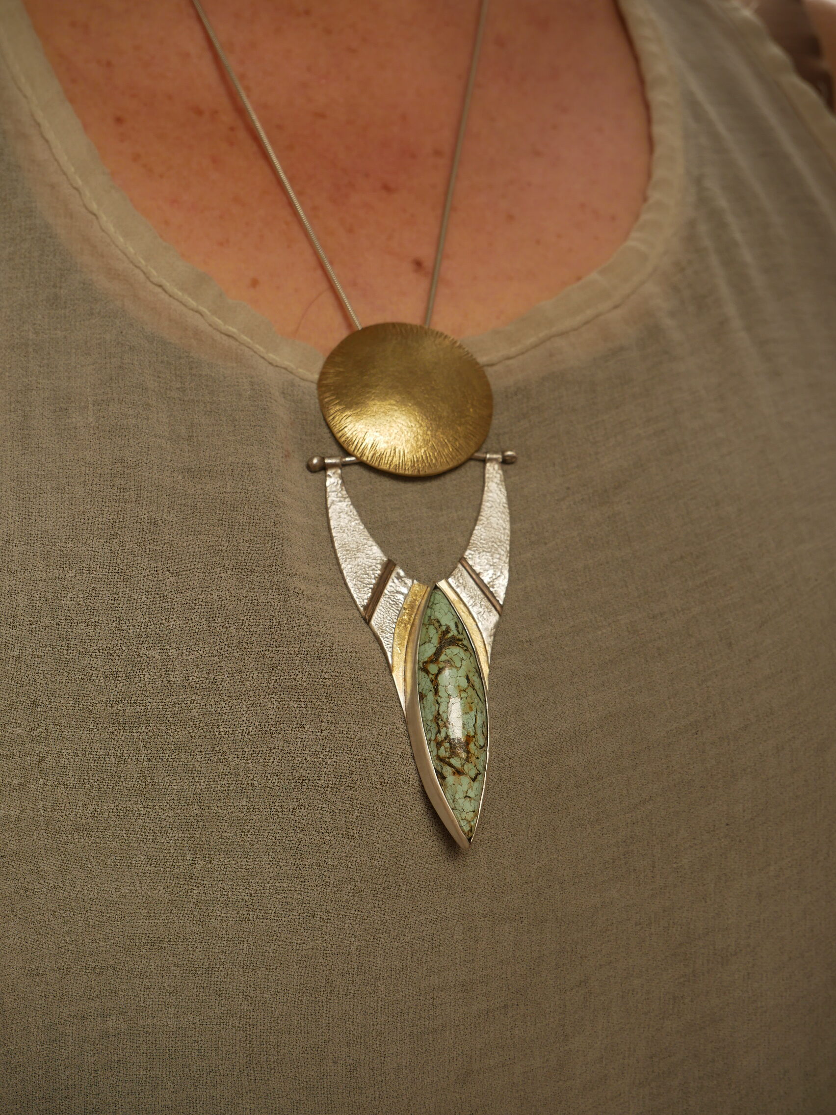 Maxi pendentif artisanal en argent texturé et laiton, turquoise et feuille d'or 22k en keum-boo, fait main à Bordeaux. Création unique Eliz'art