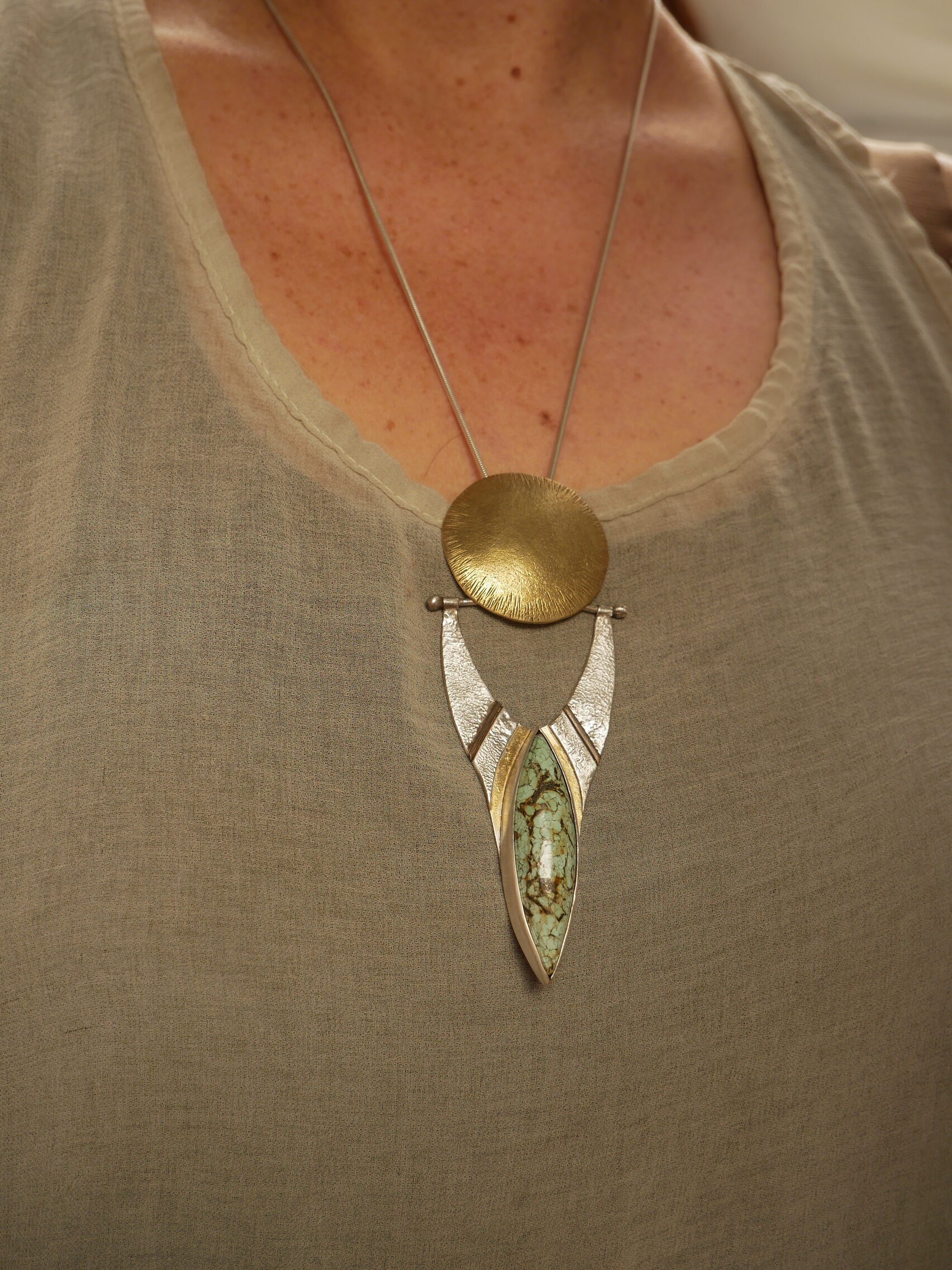Maxi pendentif artisanal en argent texturé et laiton, turquoise et feuille d'or 22k en keum-boo, fait main à Bordeaux. Création unique Eliz'art