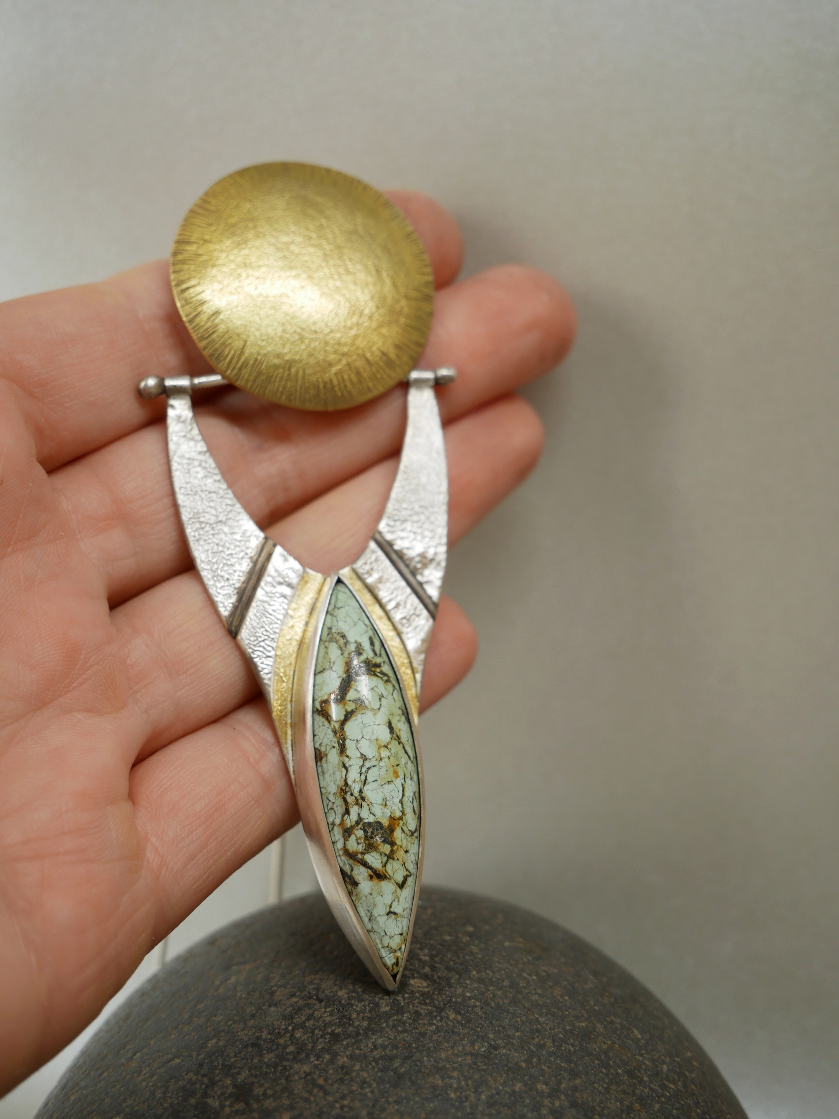Maxi pendentif artisanal en argent texturé et laiton, turquoise et feuille d'or 22k en keum-boo, fait main à Bordeaux. Création unique Elizart